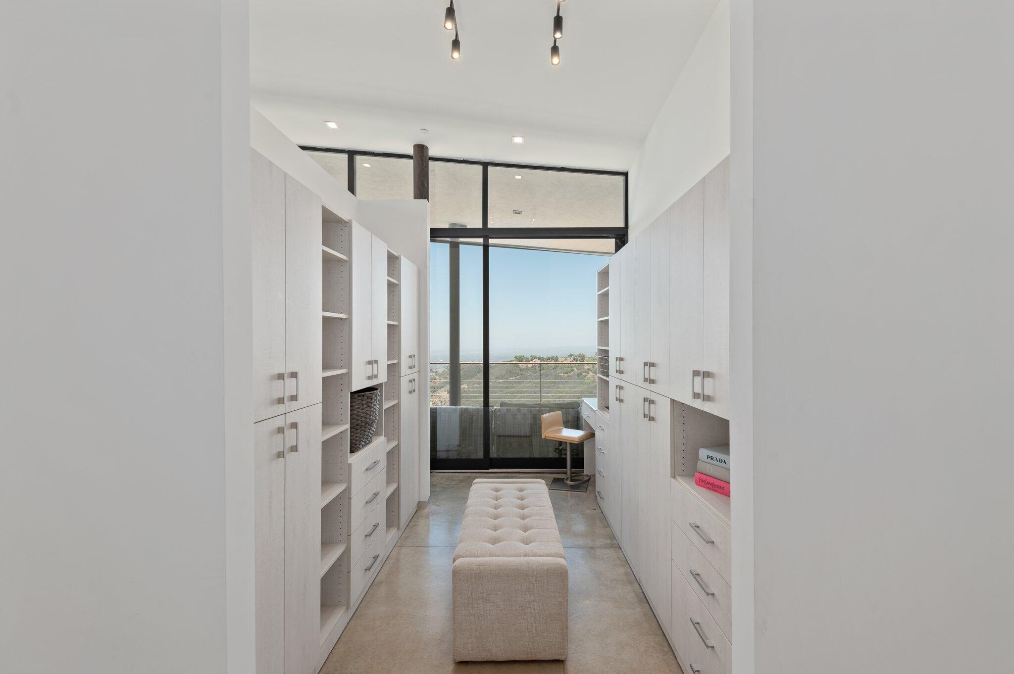 Santa Barbara, California 93105, United States, 4 Bedrooms Bedrooms, ,5 BathroomsBathrooms,Residential,Active,37442