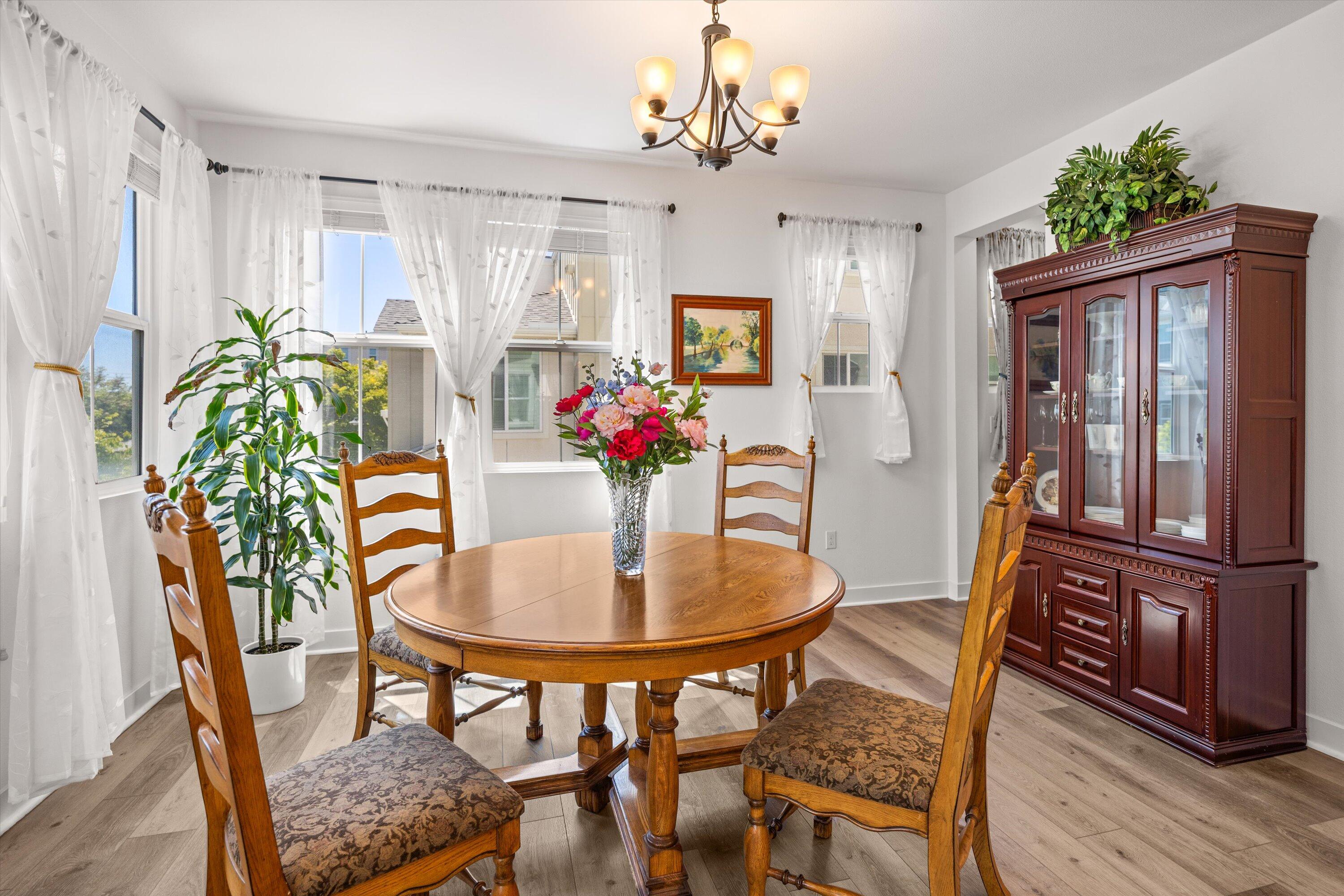 Goleta, California 93117, United States, 4 Bedrooms Bedrooms, ,4 BathroomsBathrooms,Residential,Active,134680