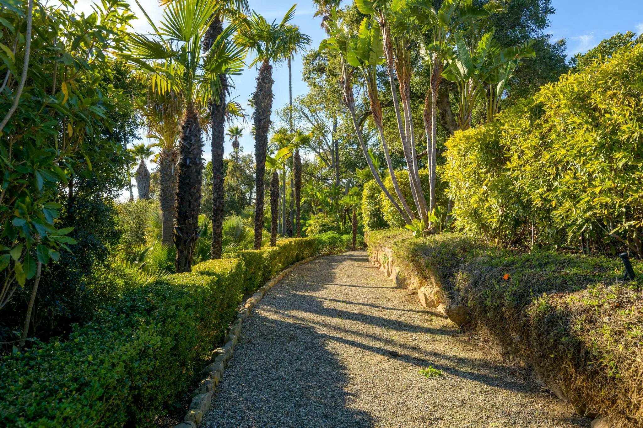 Santa Barbara, California 93105, United States, 3 Bedrooms Bedrooms, ,6 BathroomsBathrooms,Residential,Active,81905