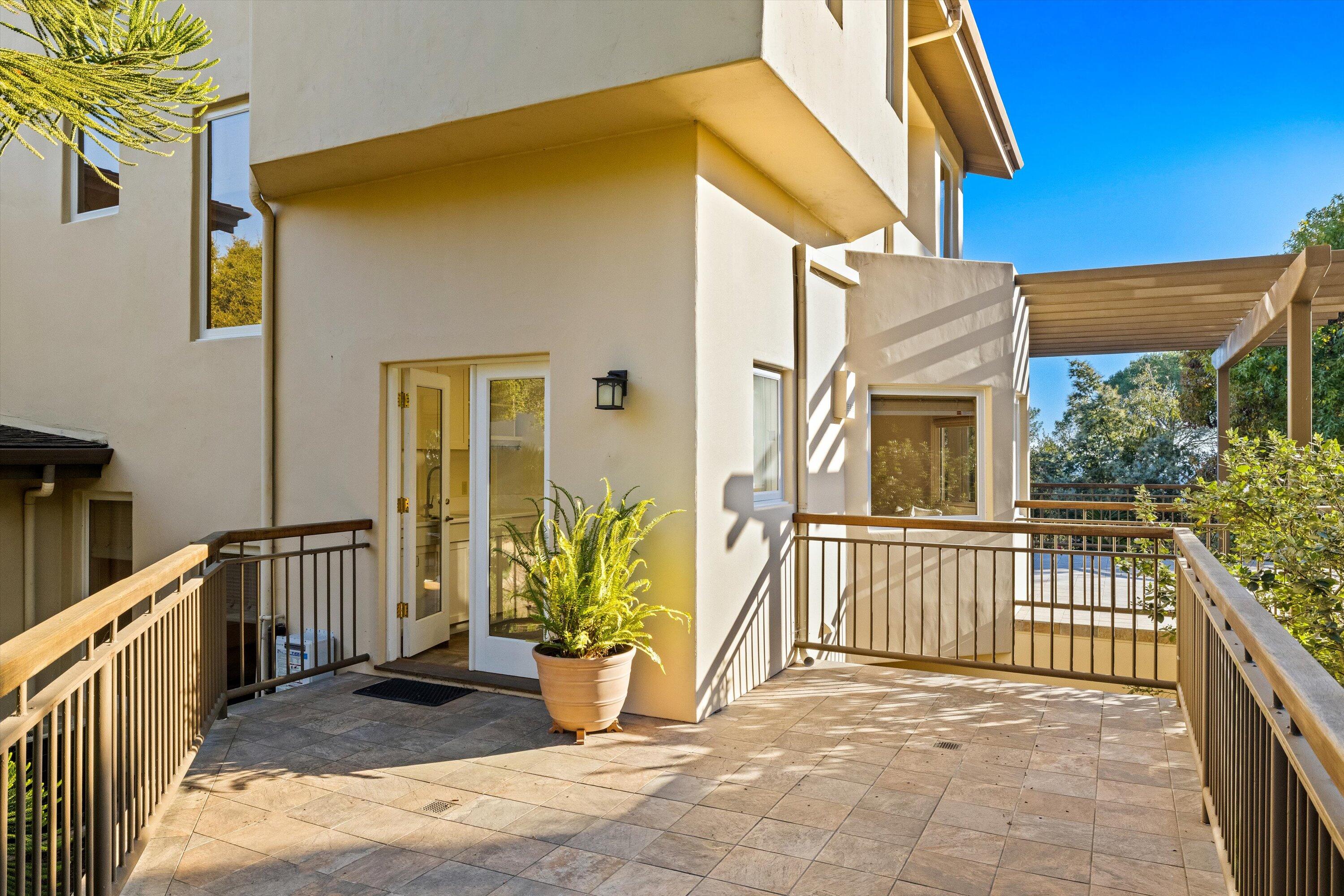 Santa Barbara, California 93103, United States, 4 Bedrooms Bedrooms, ,3 BathroomsBathrooms,Residential,Active,23536