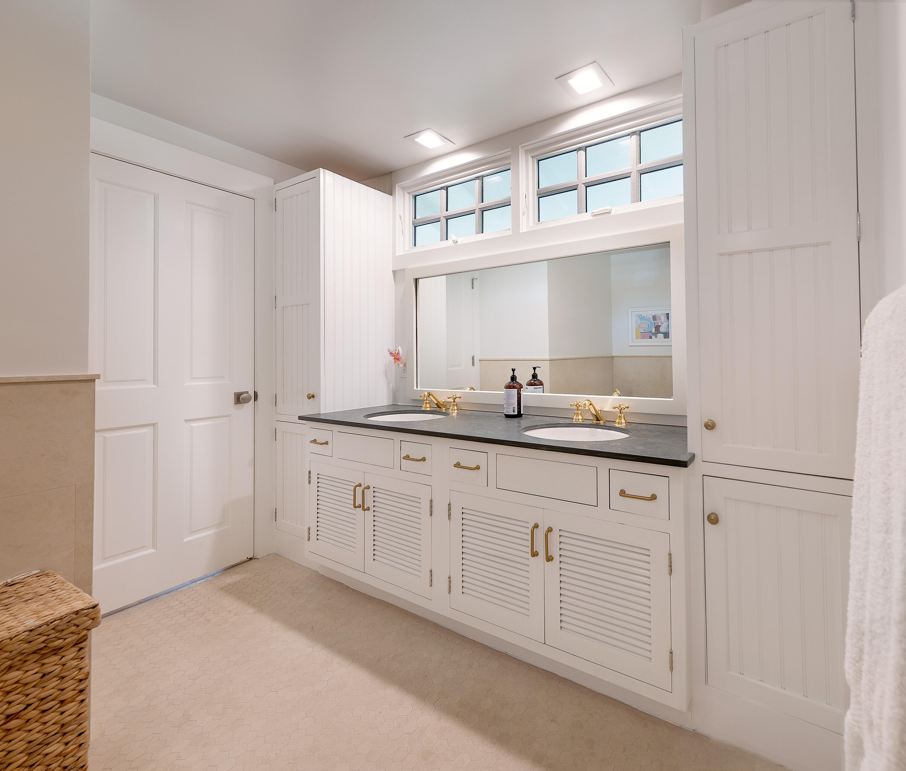 Santa Barbara, California 93108, United States, 4 Bedrooms Bedrooms, ,4 BathroomsBathrooms,Residential,Active,189854