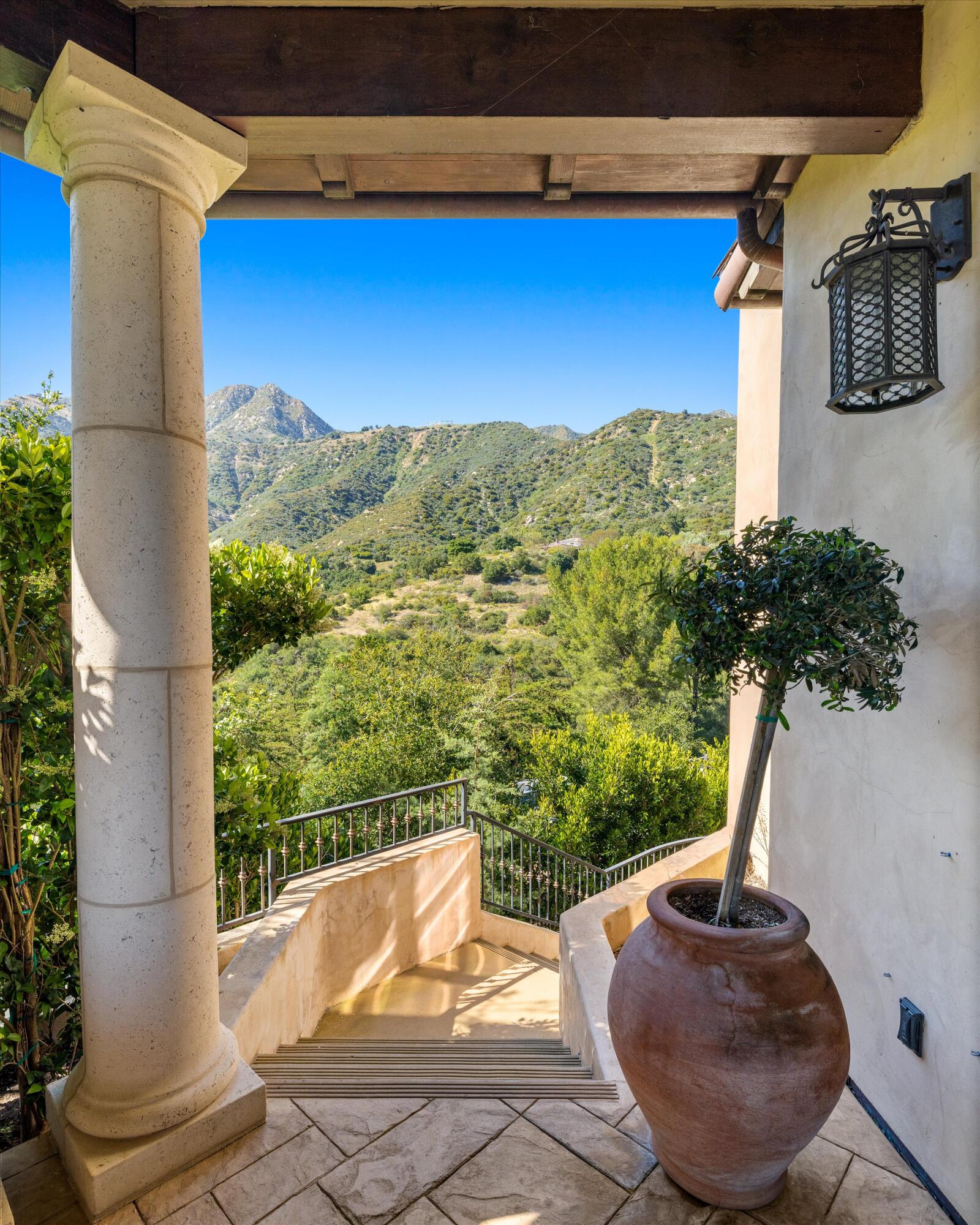 Montecito, California 93108, United States, 4 Bedrooms Bedrooms, ,6 BathroomsBathrooms,Residential,Active,54704