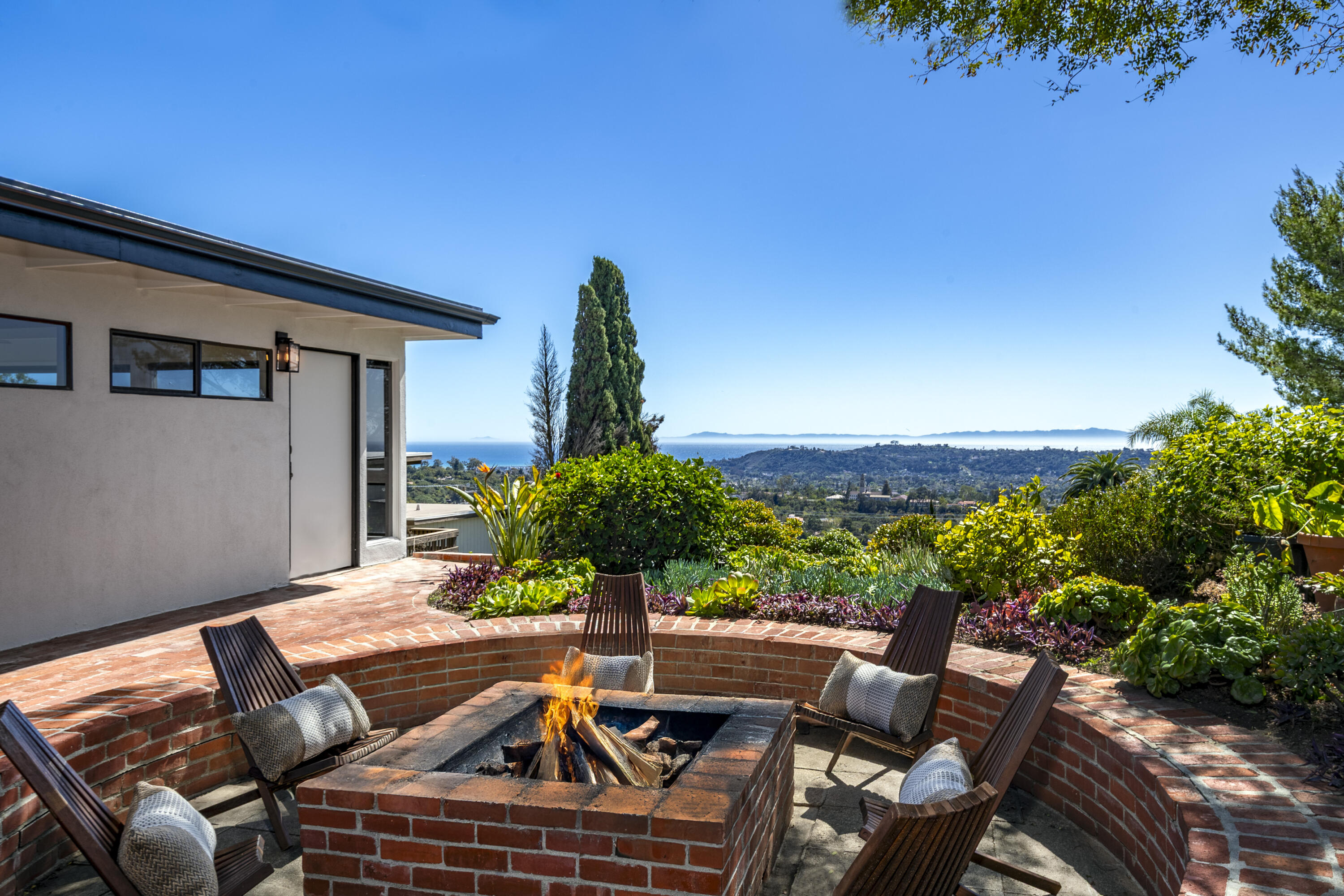 Santa Barbara, California 93105, United States, 3 Bedrooms Bedrooms, ,2 BathroomsBathrooms,Residential,Pending,89433