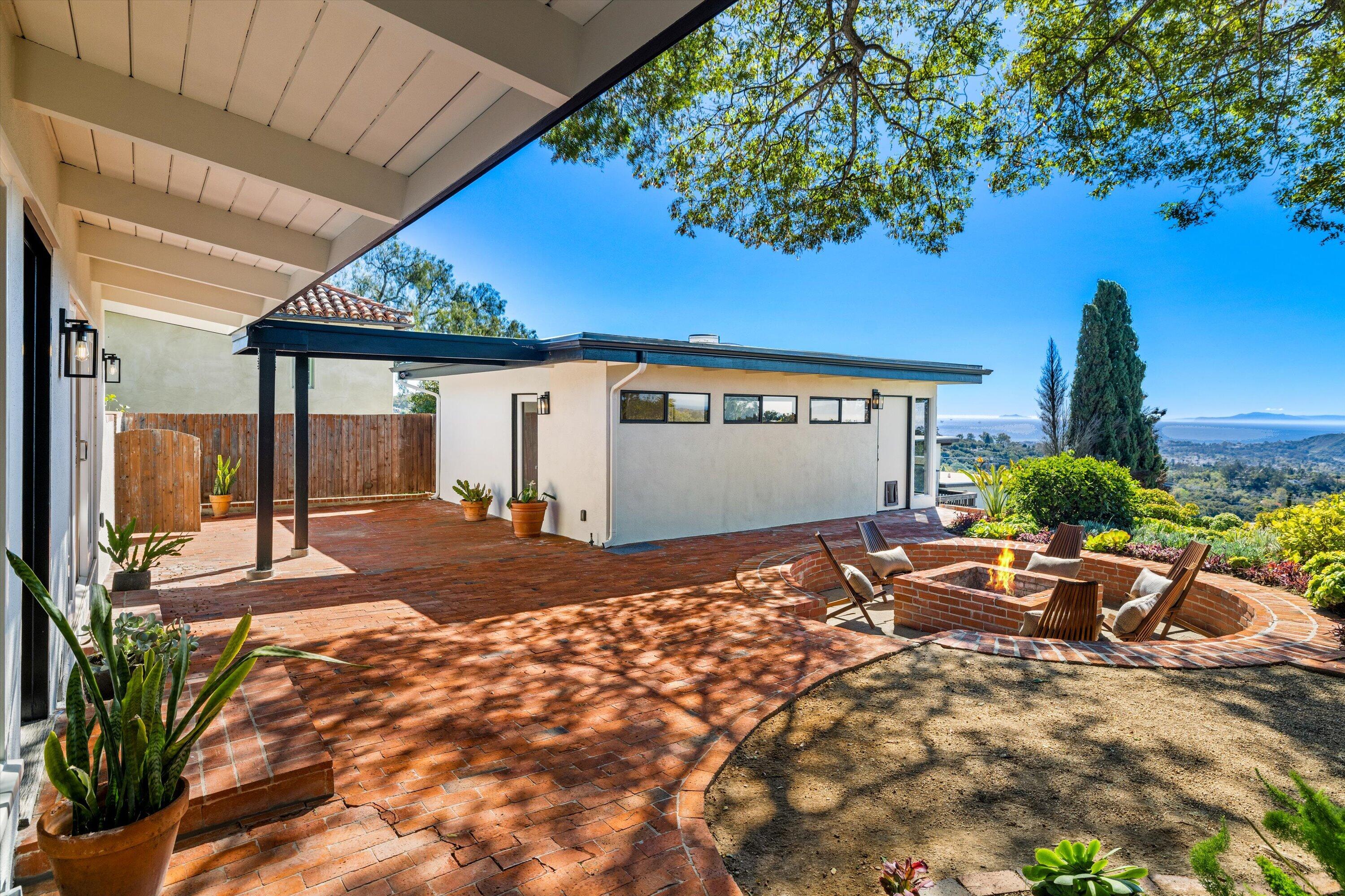 Santa Barbara, California 93105, United States, 3 Bedrooms Bedrooms, ,2 BathroomsBathrooms,Residential,Pending,89433