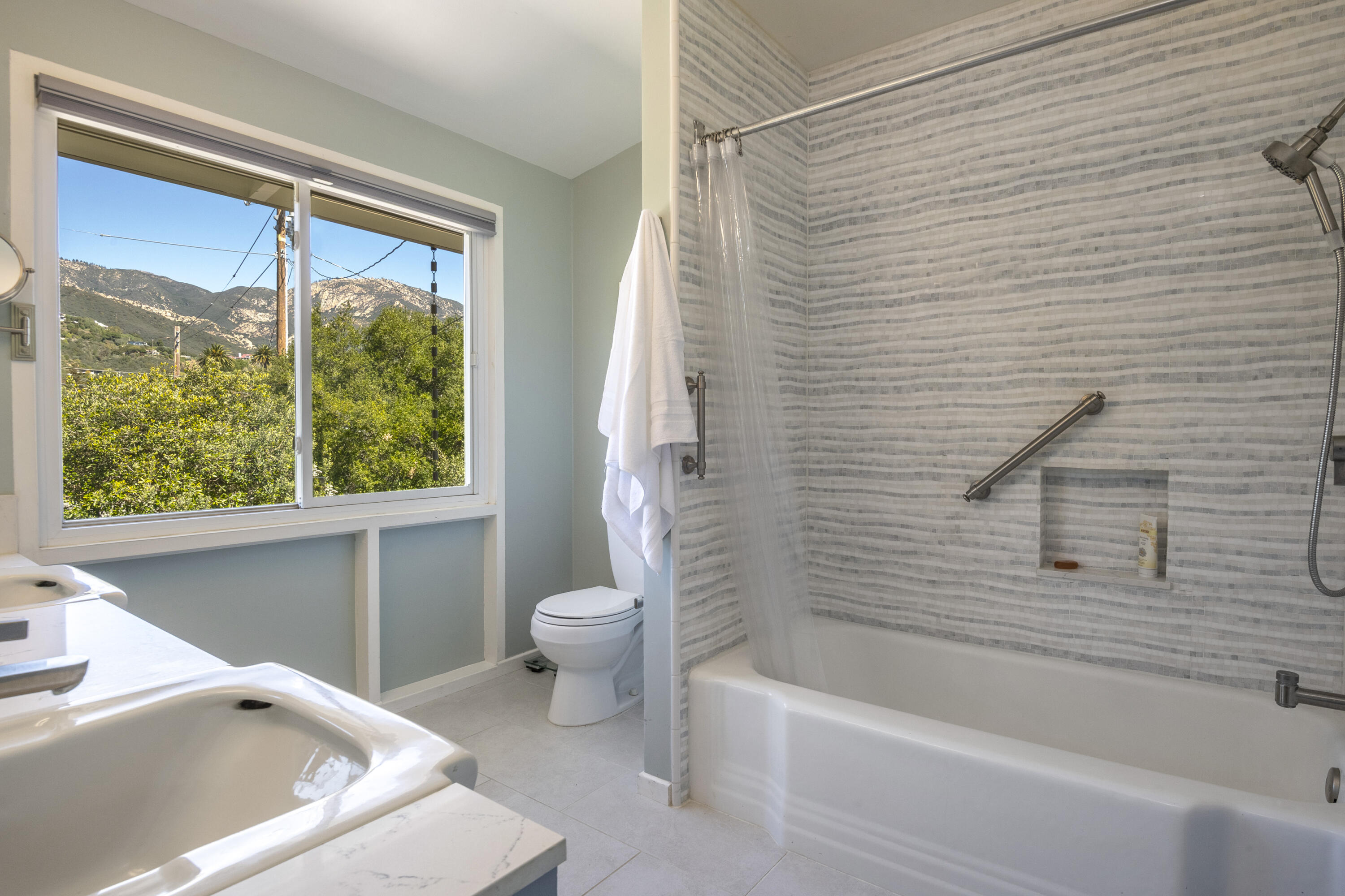 Santa Barbara, California 93105, United States, 3 Bedrooms Bedrooms, ,2 BathroomsBathrooms,Residential,Pending,89433