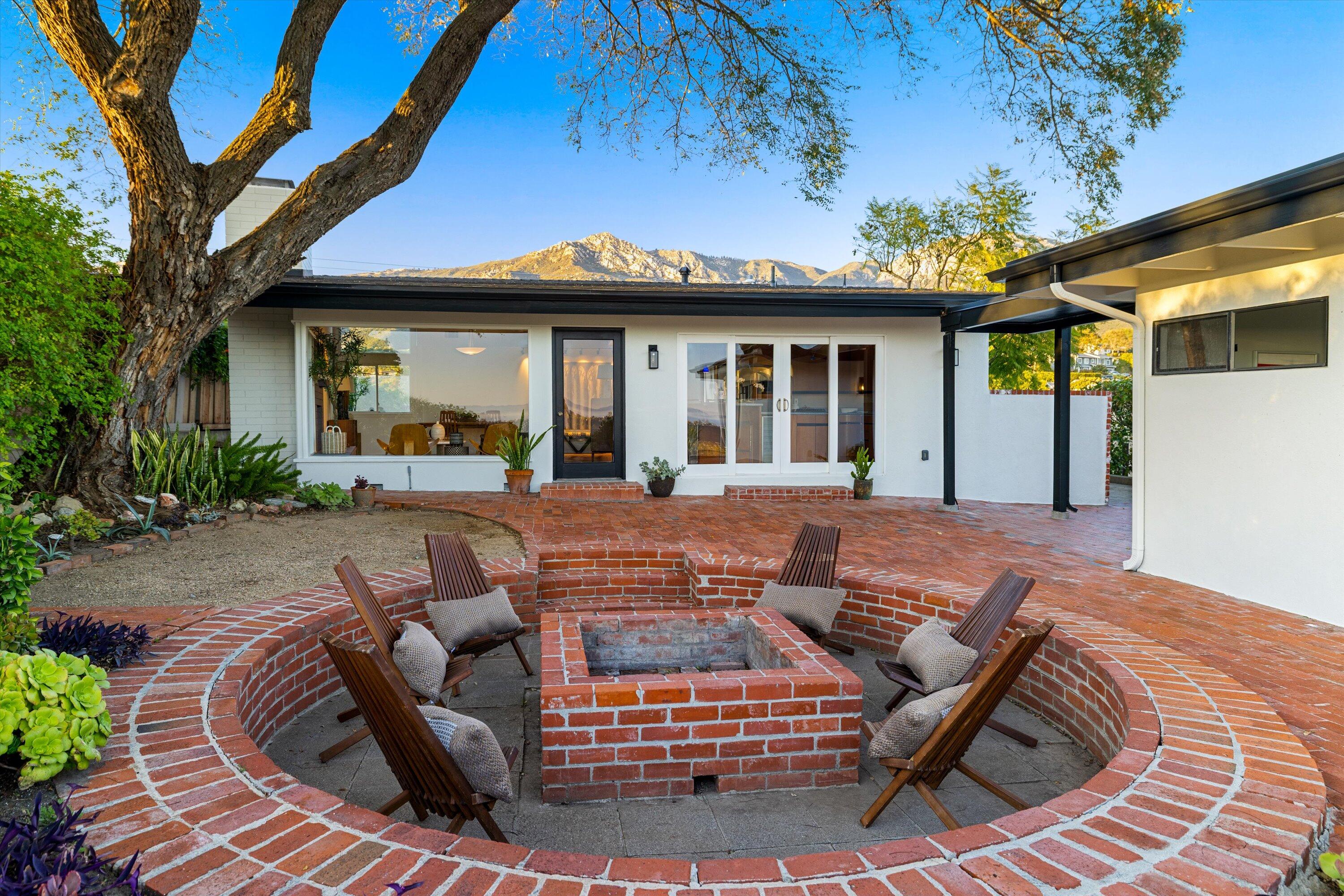 Santa Barbara, California 93105, United States, 3 Bedrooms Bedrooms, ,2 BathroomsBathrooms,Residential,Pending,89433