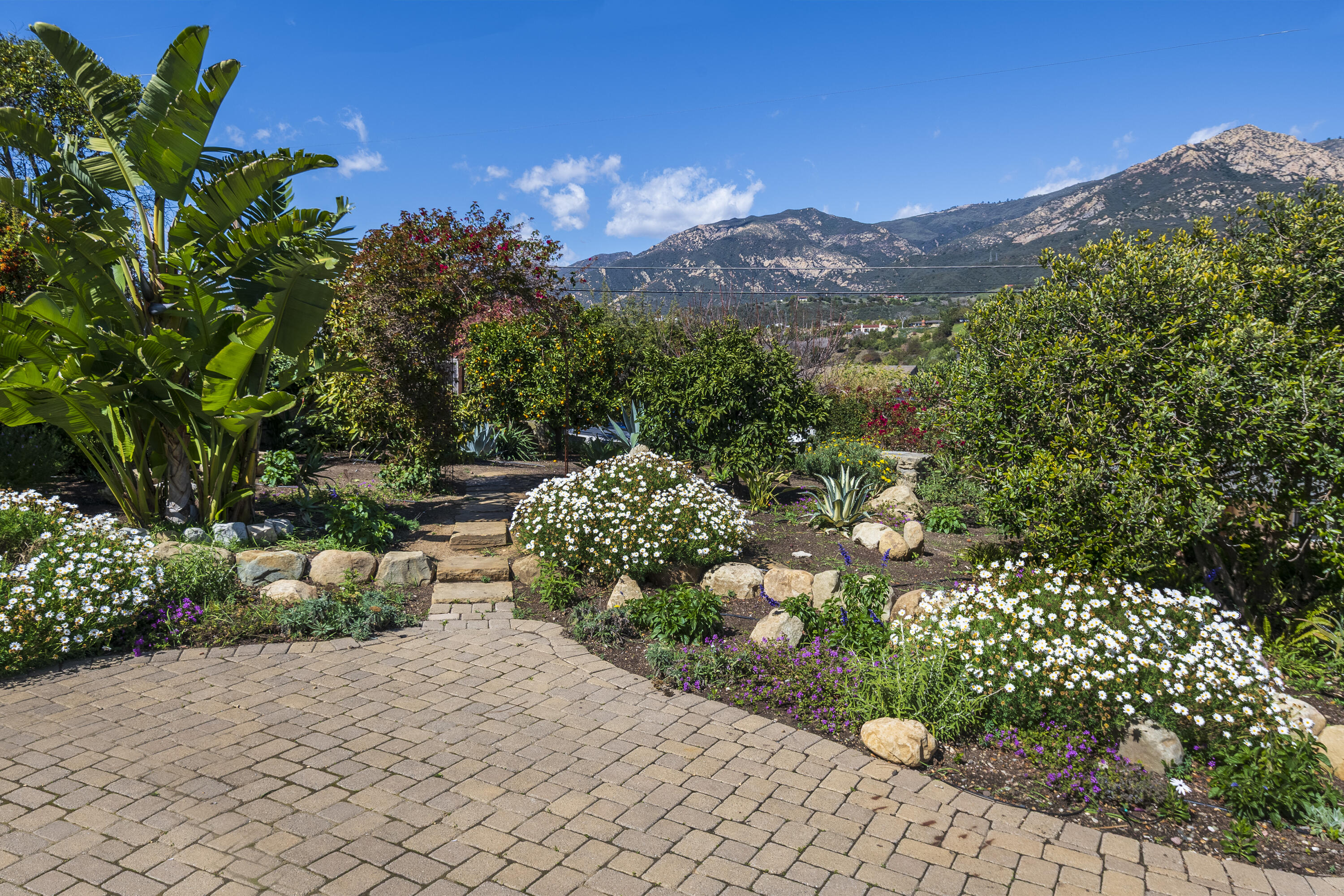 Santa Barbara, California 93105, United States, 3 Bedrooms Bedrooms, ,2 BathroomsBathrooms,Residential,Pending,89433