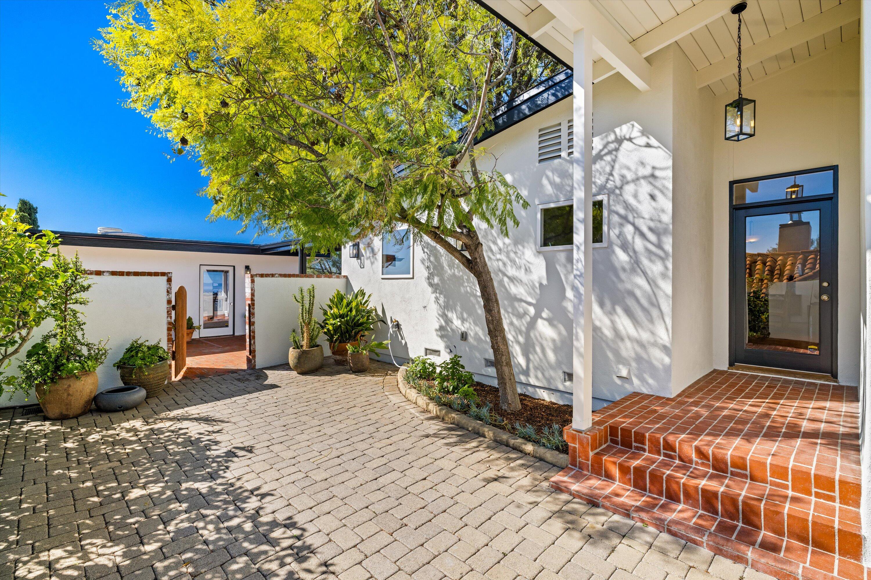 Santa Barbara, California 93105, United States, 3 Bedrooms Bedrooms, ,2 BathroomsBathrooms,Residential,Pending,89433