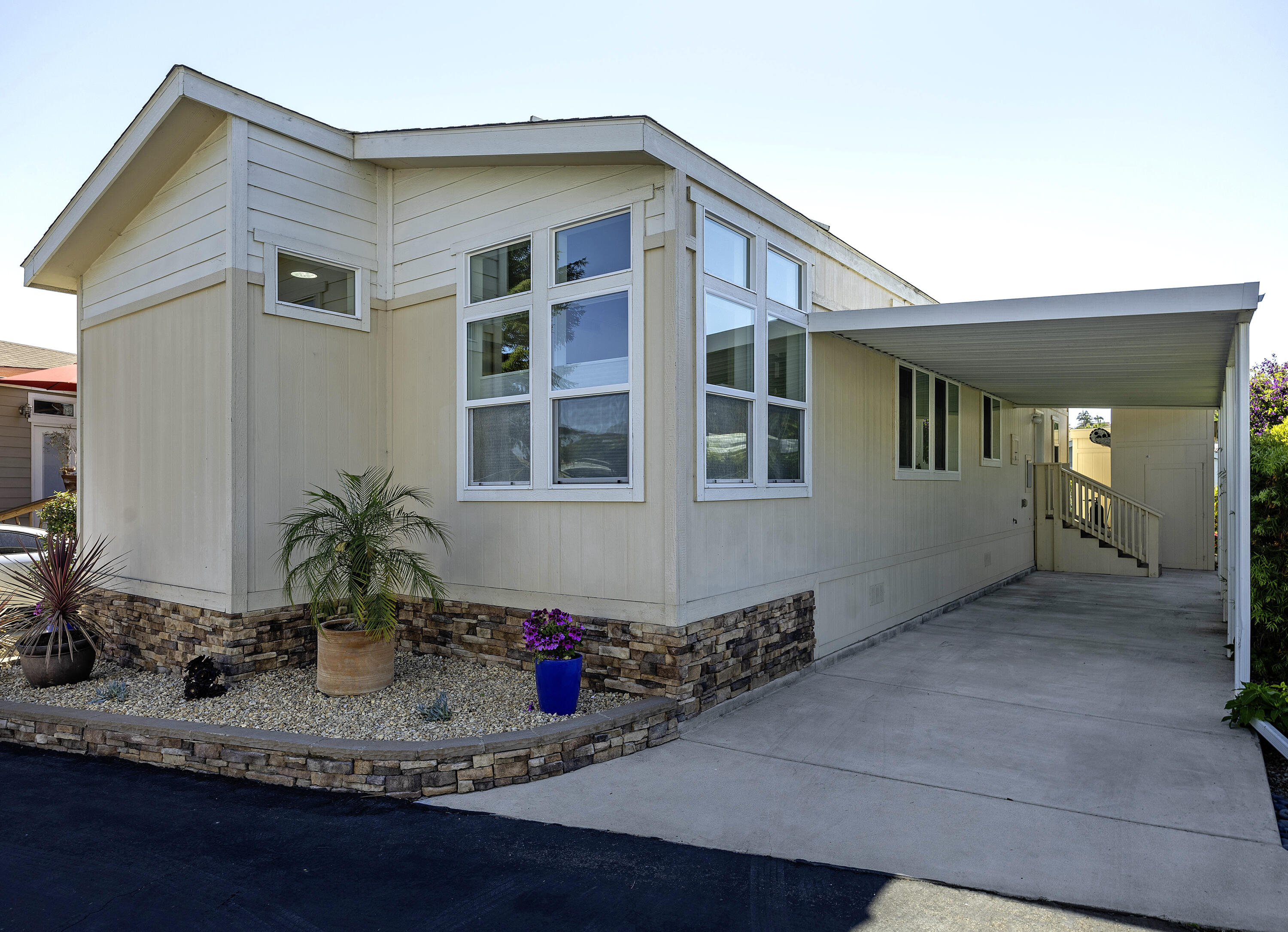 Santa Barbara, California 93110, United States, 2 Bedrooms Bedrooms, ,2 BathroomsBathrooms,Residential,Pending,19056