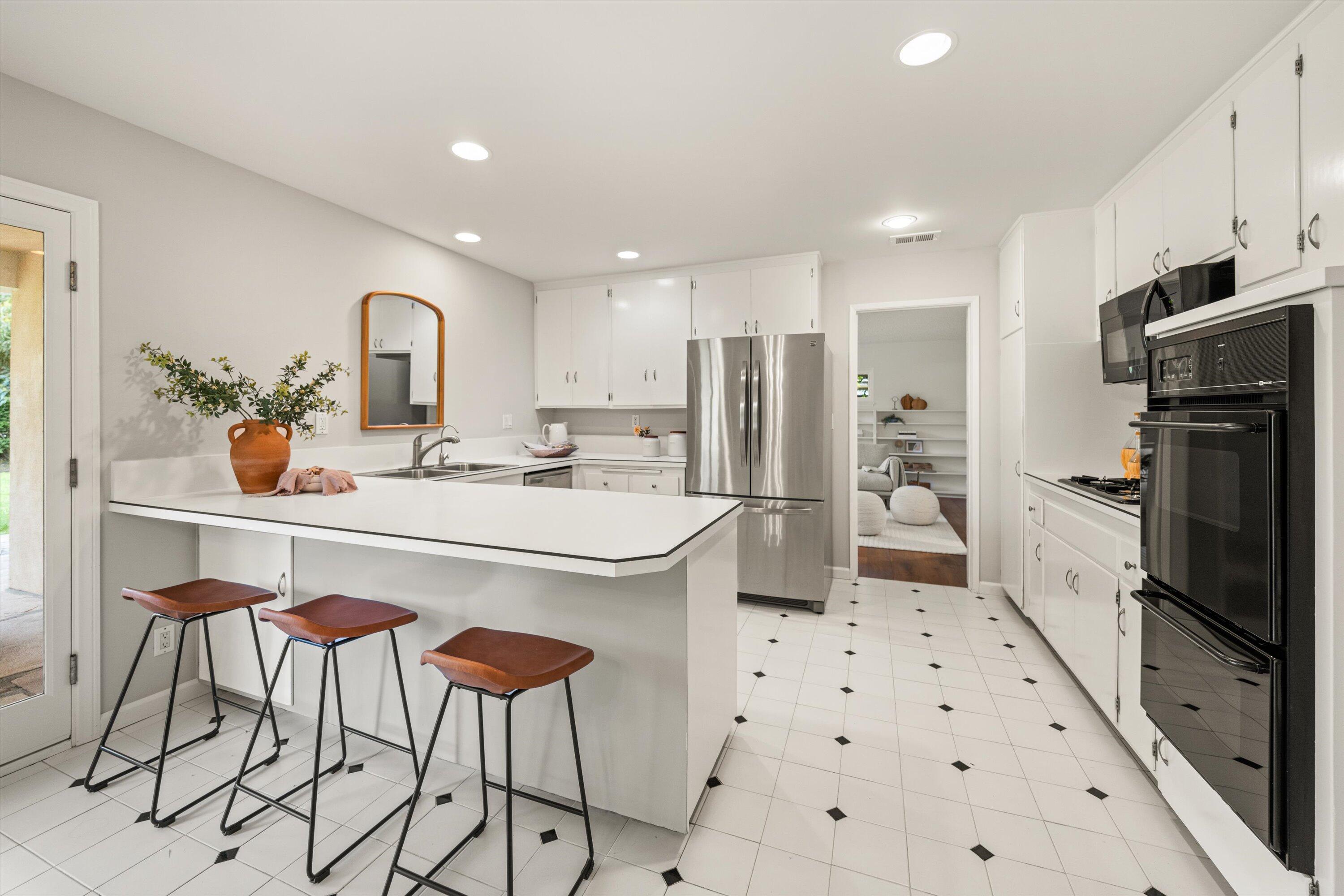 Santa Barbara, California 93110, United States, 4 Bedrooms Bedrooms, ,3 BathroomsBathrooms,Residential,Pending,117912