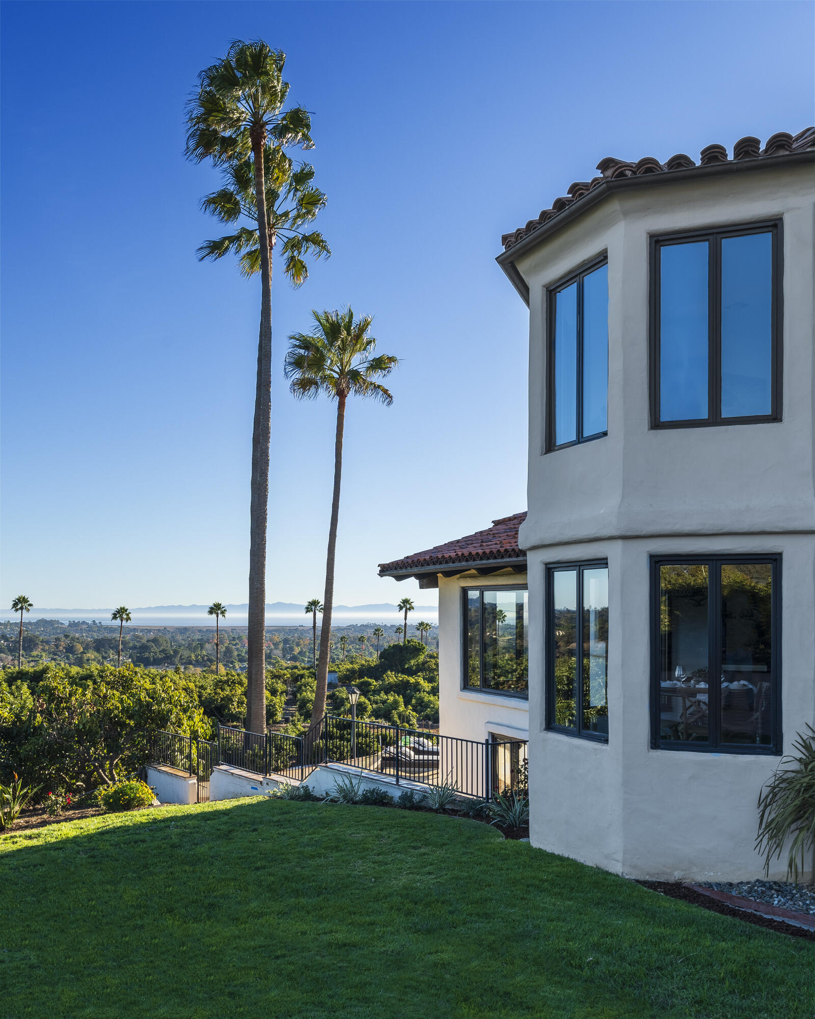 Santa Barbara, California 93111, United States, 3 Bedrooms Bedrooms, ,5 BathroomsBathrooms,Residential,Active,16253