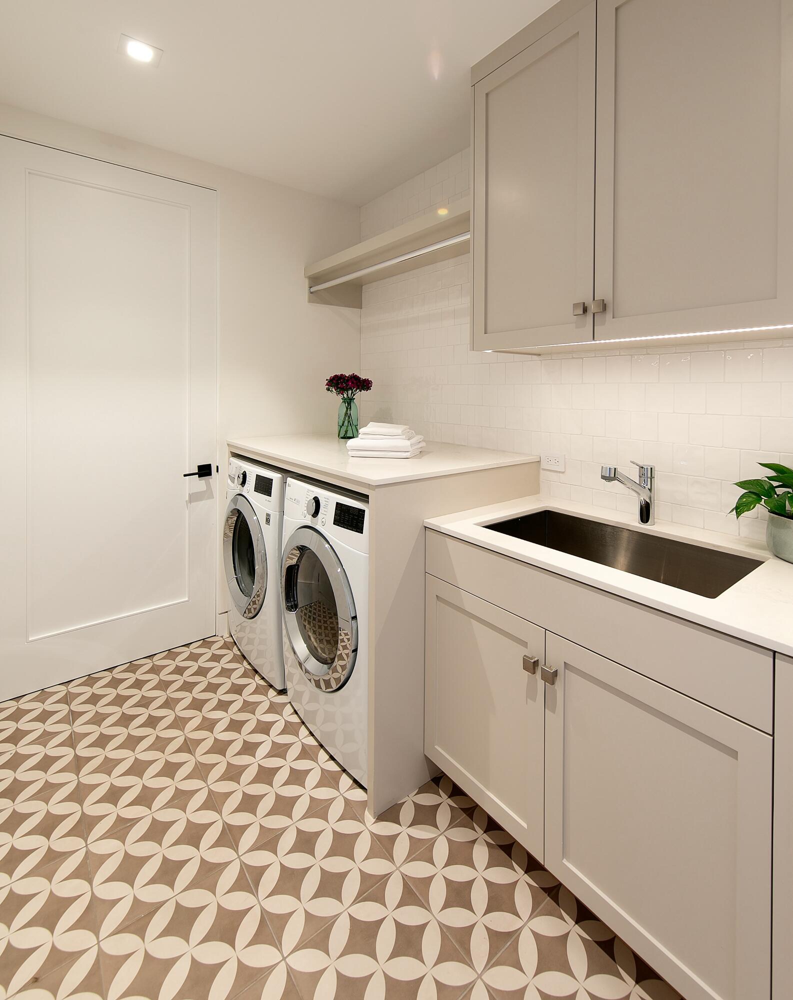 Santa Barbara, California 93103, United States, 4 Bedrooms Bedrooms, ,4 BathroomsBathrooms,Residential,Active,123197