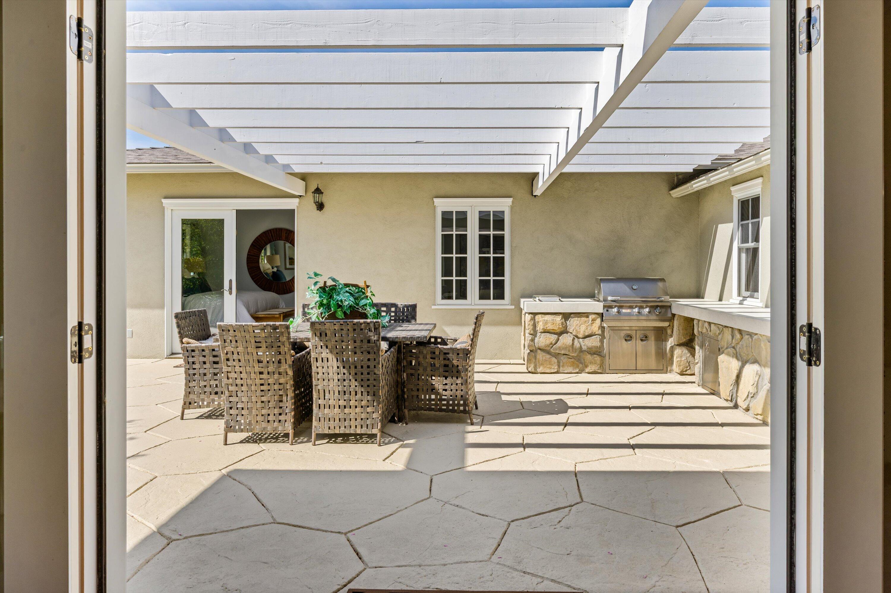 Santa Barbara, California 93109, United States, 3 Bedrooms Bedrooms, ,2 BathroomsBathrooms,Residential,Pending,113572