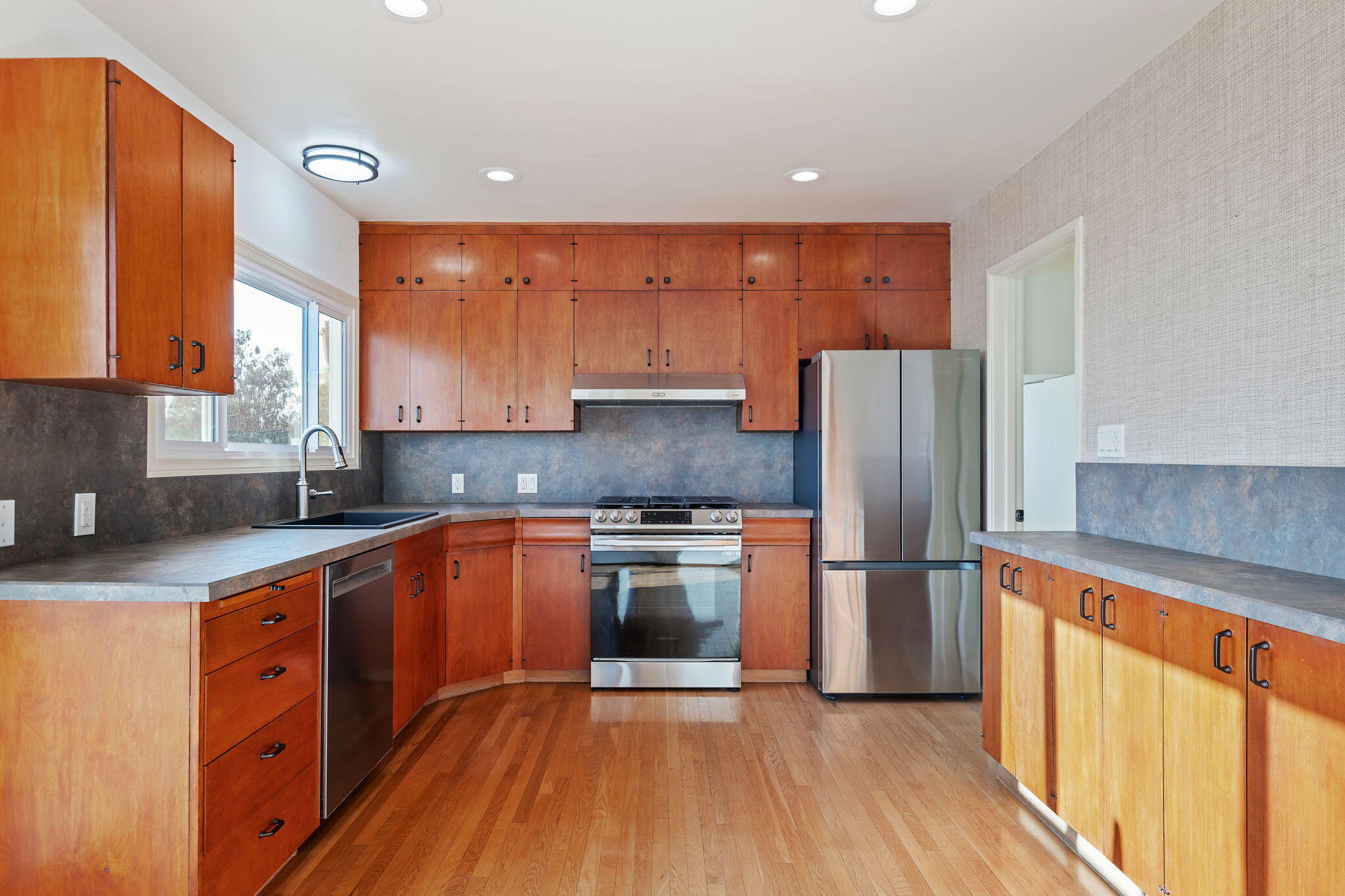 Santa Barbara, California 93103, United States, 5 Bedrooms Bedrooms, ,3 BathroomsBathrooms,Residential,Active,130328