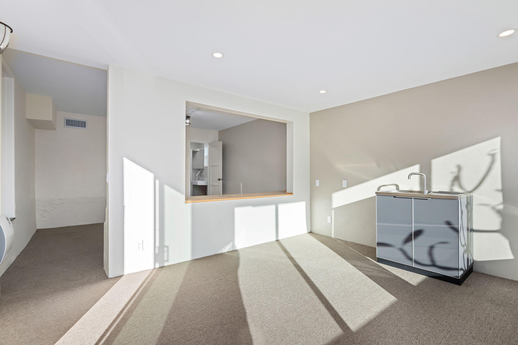 Santa Barbara, California 93103, United States, 5 Bedrooms Bedrooms, ,3 BathroomsBathrooms,Residential,Active,130328