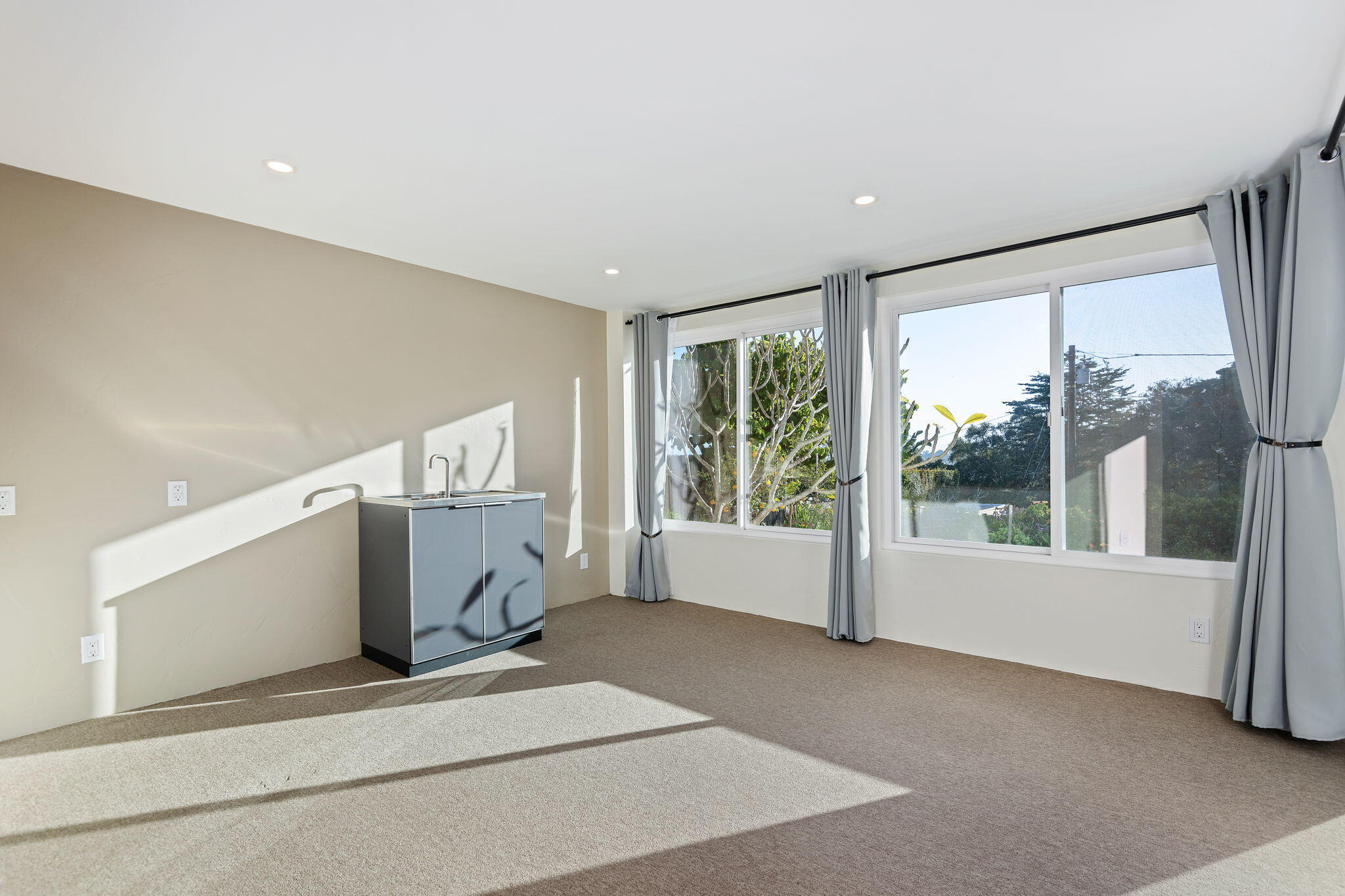 Santa Barbara, California 93103, United States, 5 Bedrooms Bedrooms, ,3 BathroomsBathrooms,Residential,Active,130328