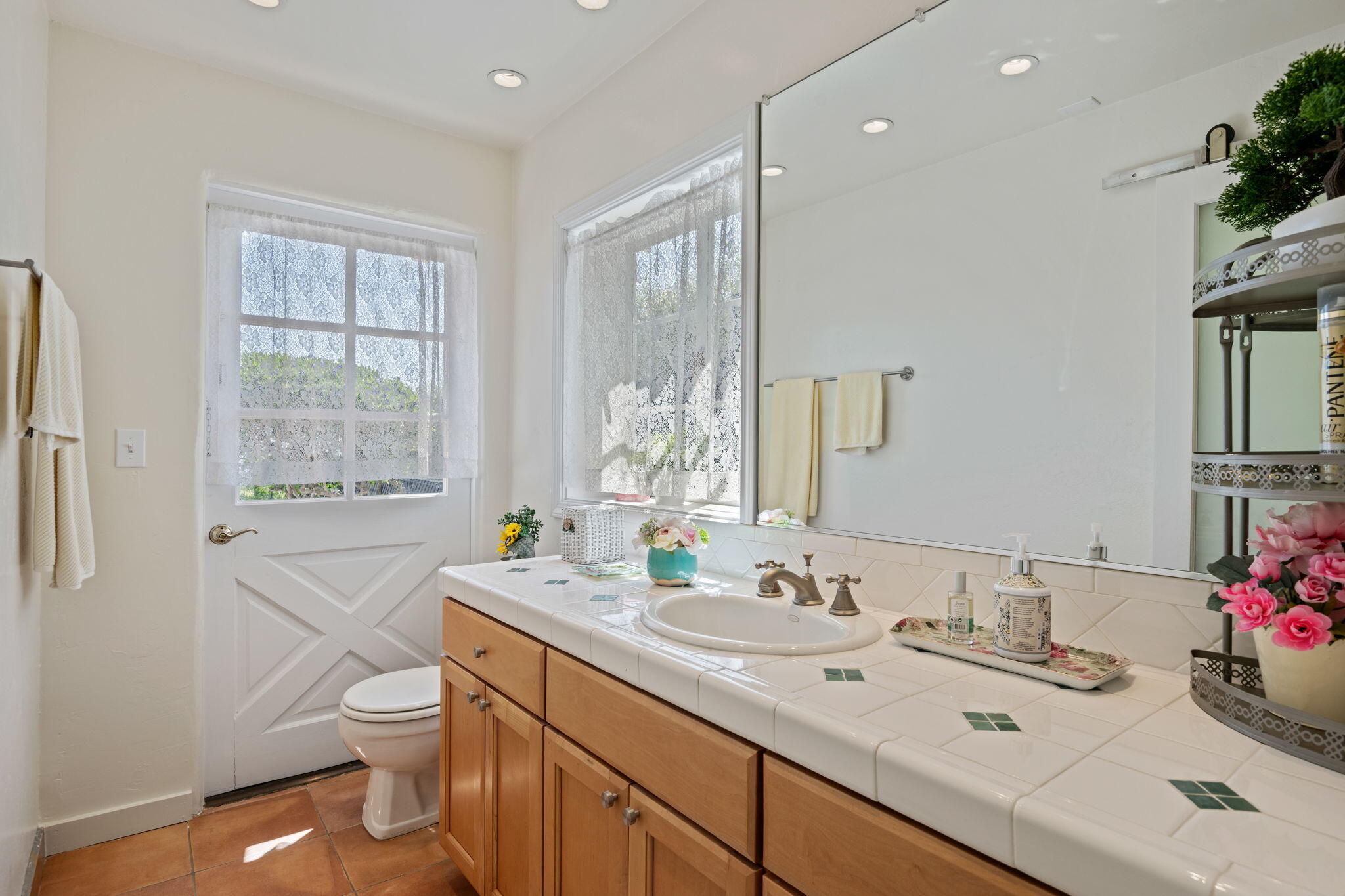 Santa Barbara, California 93103, United States, 4 Bedrooms Bedrooms, ,4 BathroomsBathrooms,Residential,Active,129417