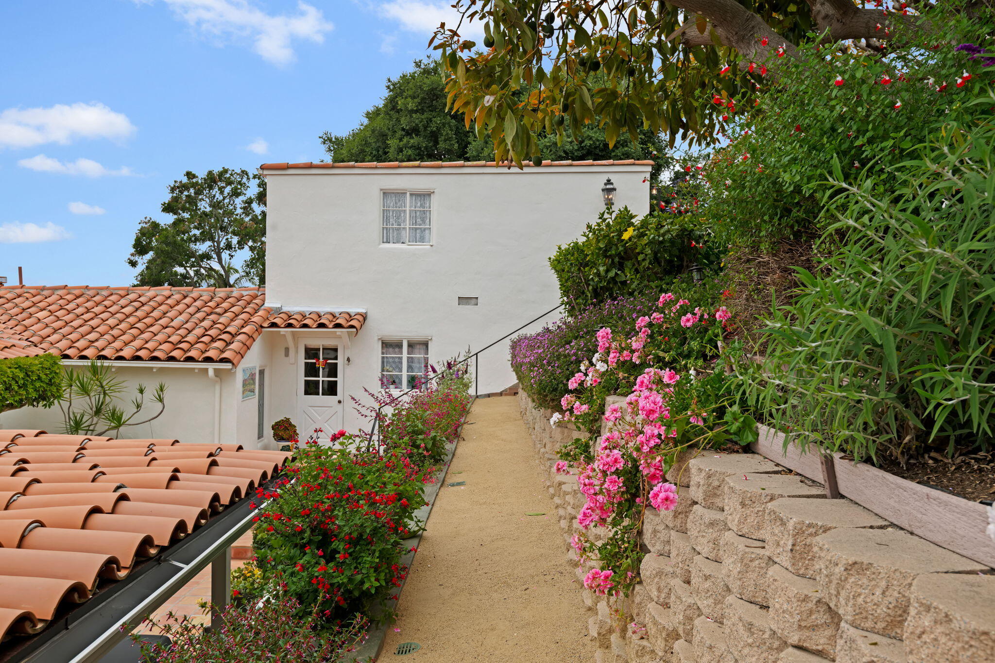 Santa Barbara, California 93103, United States, 4 Bedrooms Bedrooms, ,4 BathroomsBathrooms,Residential,Active,129417