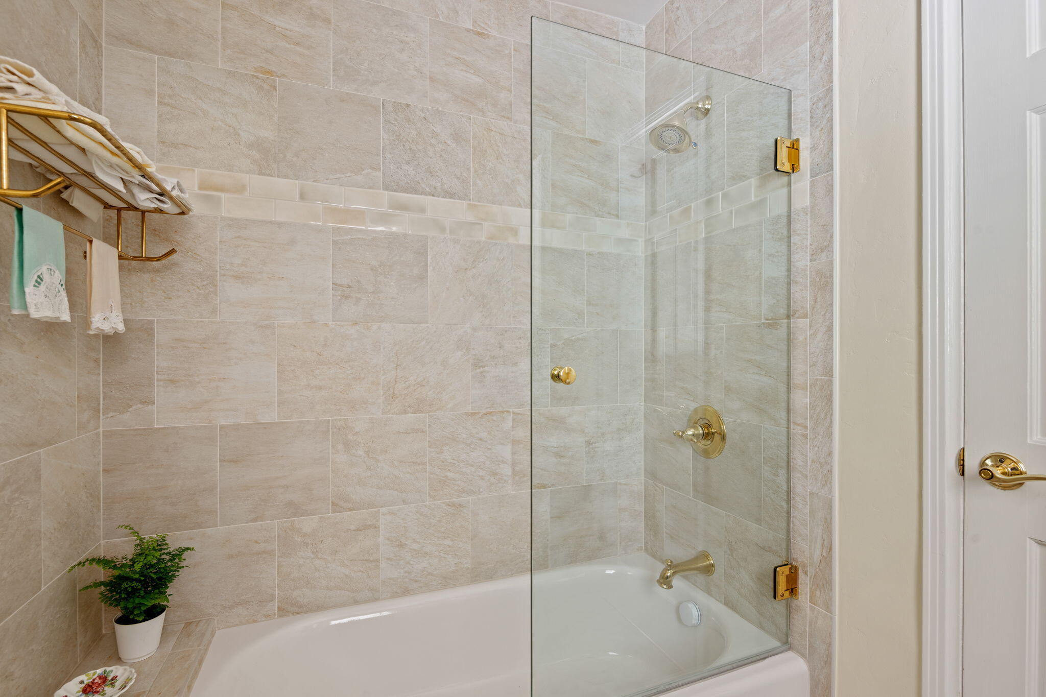 Santa Barbara, California 93103, United States, 4 Bedrooms Bedrooms, ,4 BathroomsBathrooms,Residential,Active,129417