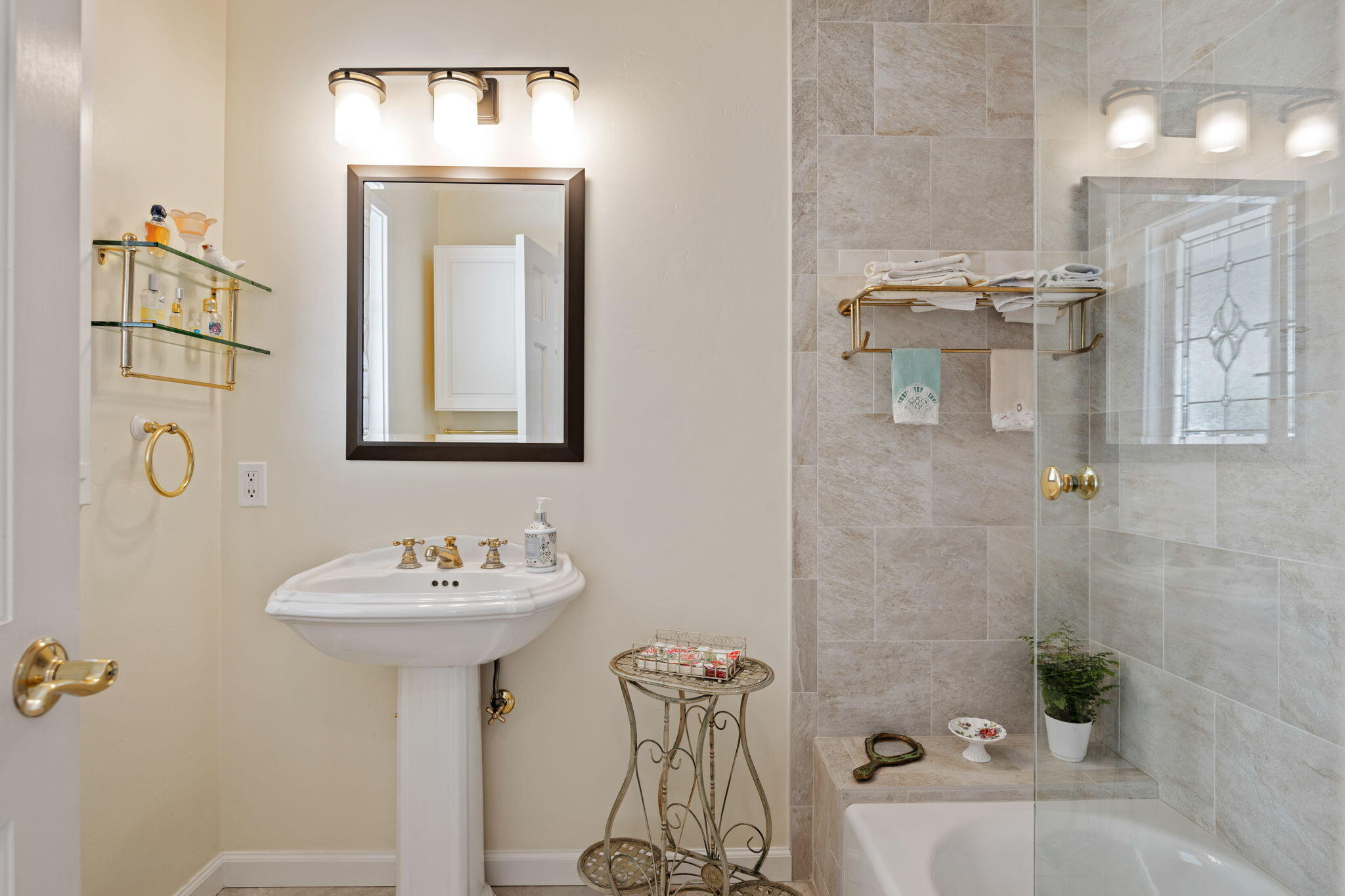 Santa Barbara, California 93103, United States, 4 Bedrooms Bedrooms, ,4 BathroomsBathrooms,Residential,Active,129417