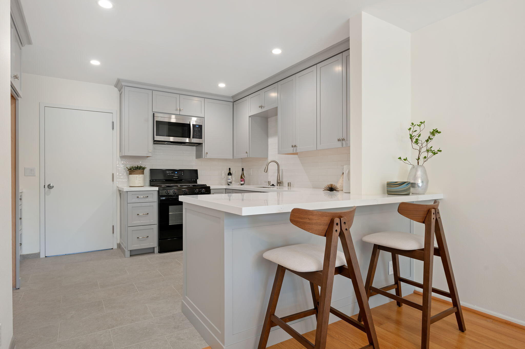 Santa Barbara, California 93111, United States, 3 Bedrooms Bedrooms, ,3 BathroomsBathrooms,Residential,Pending,108933