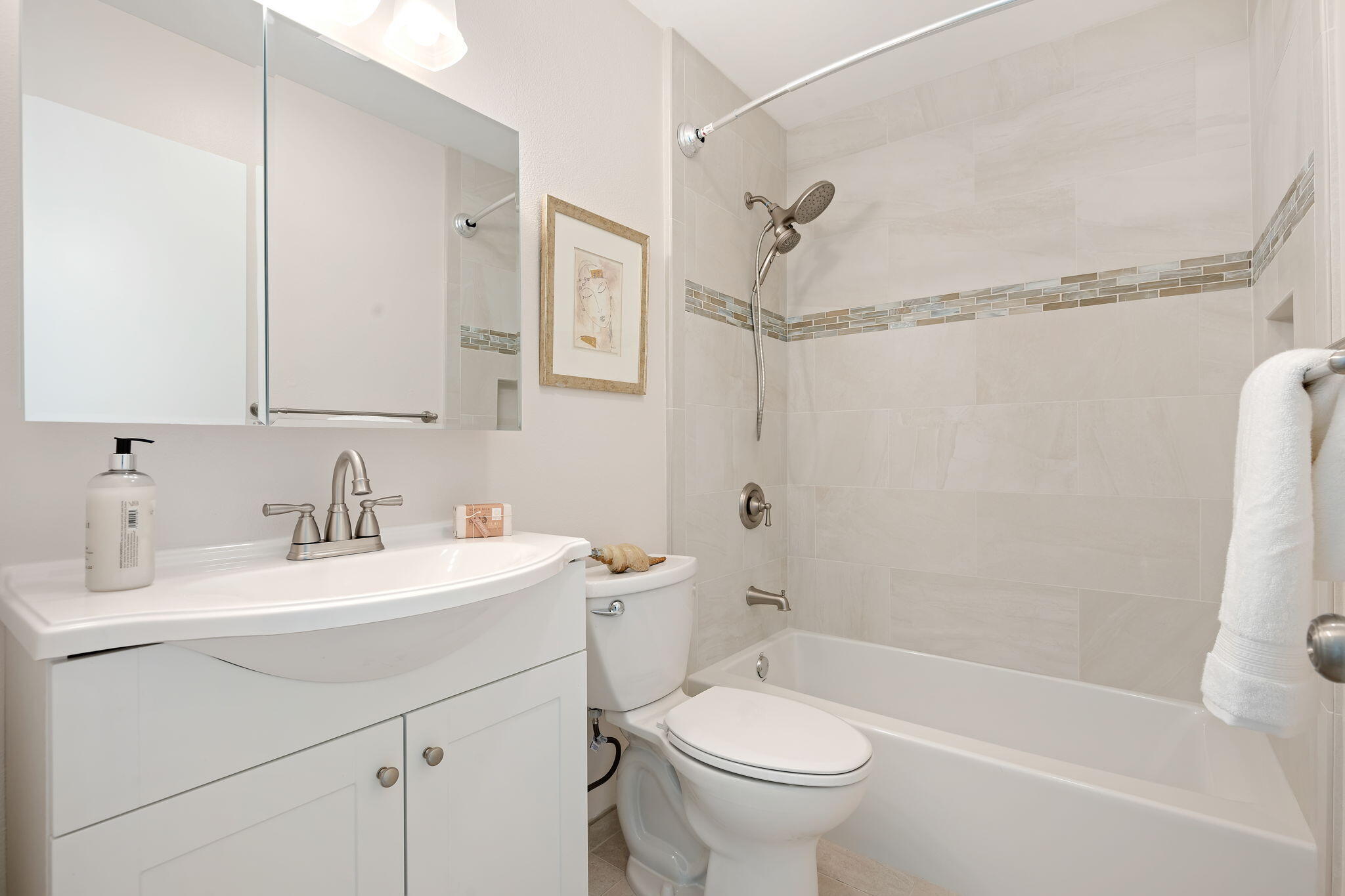 Santa Barbara, California 93111, United States, 3 Bedrooms Bedrooms, ,3 BathroomsBathrooms,Residential,Pending,108933