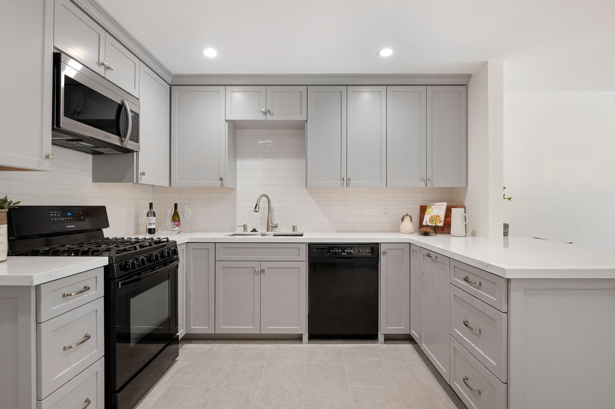 Santa Barbara, California 93111, United States, 3 Bedrooms Bedrooms, ,3 BathroomsBathrooms,Residential,Pending,108933