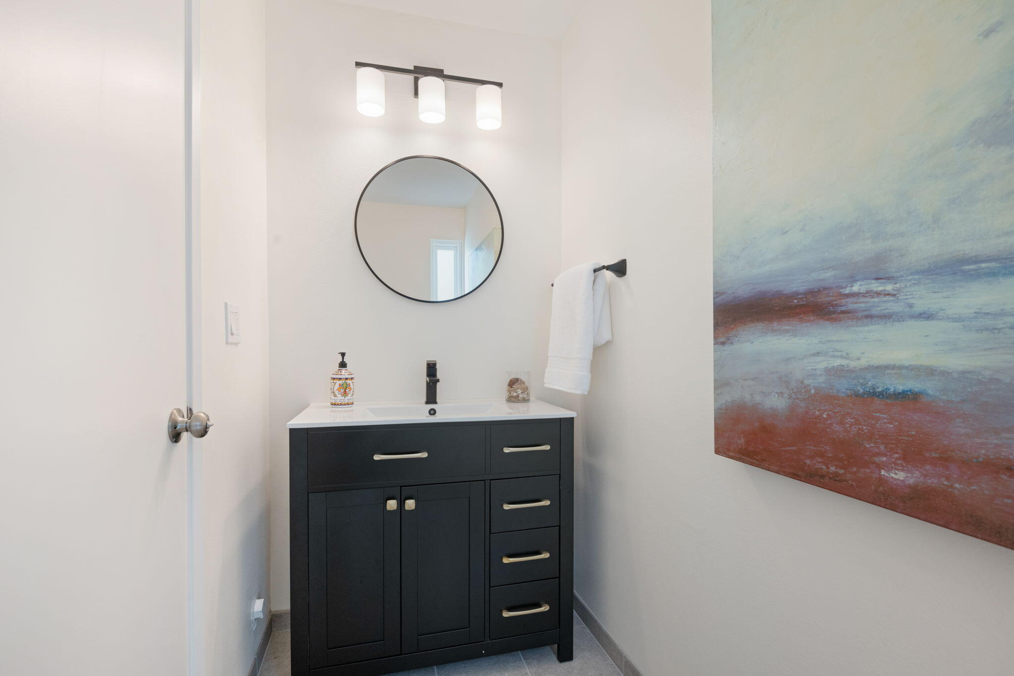 Santa Barbara, California 93111, United States, 3 Bedrooms Bedrooms, ,3 BathroomsBathrooms,Residential,Pending,108933