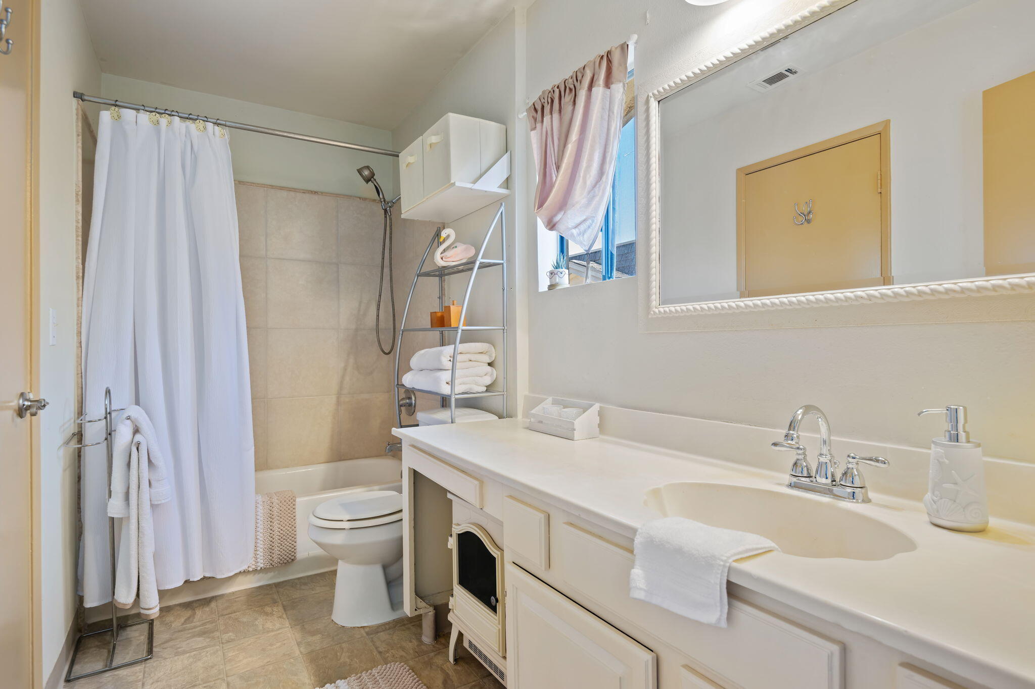 Oxnard, California 93030, United States, 2 Bedrooms Bedrooms, ,2 BathroomsBathrooms,Residential,Active,119938