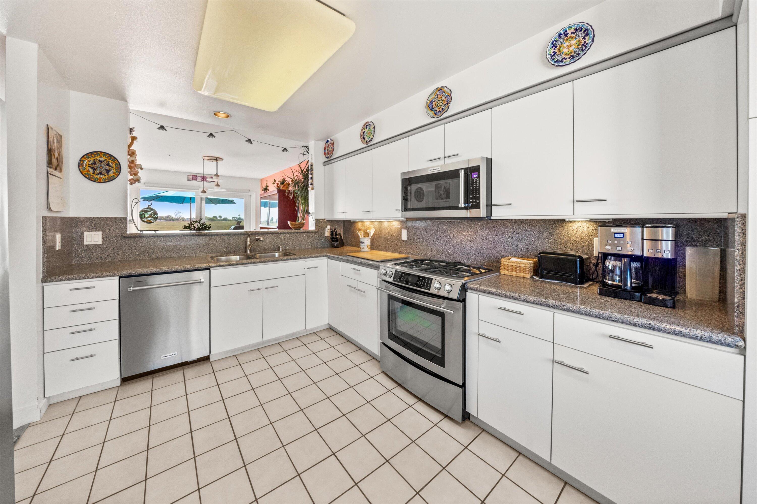 Carpinteria, California 93013, United States, 3 Bedrooms Bedrooms, ,3 BathroomsBathrooms,Residential,Pending,189460