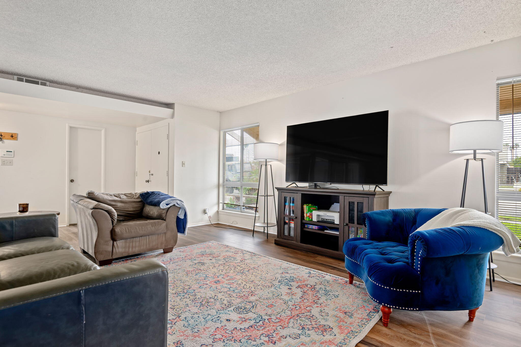 Oxnard, California 93030, United States, 3 Bedrooms Bedrooms, ,3 BathroomsBathrooms,Residential,Pending,91357