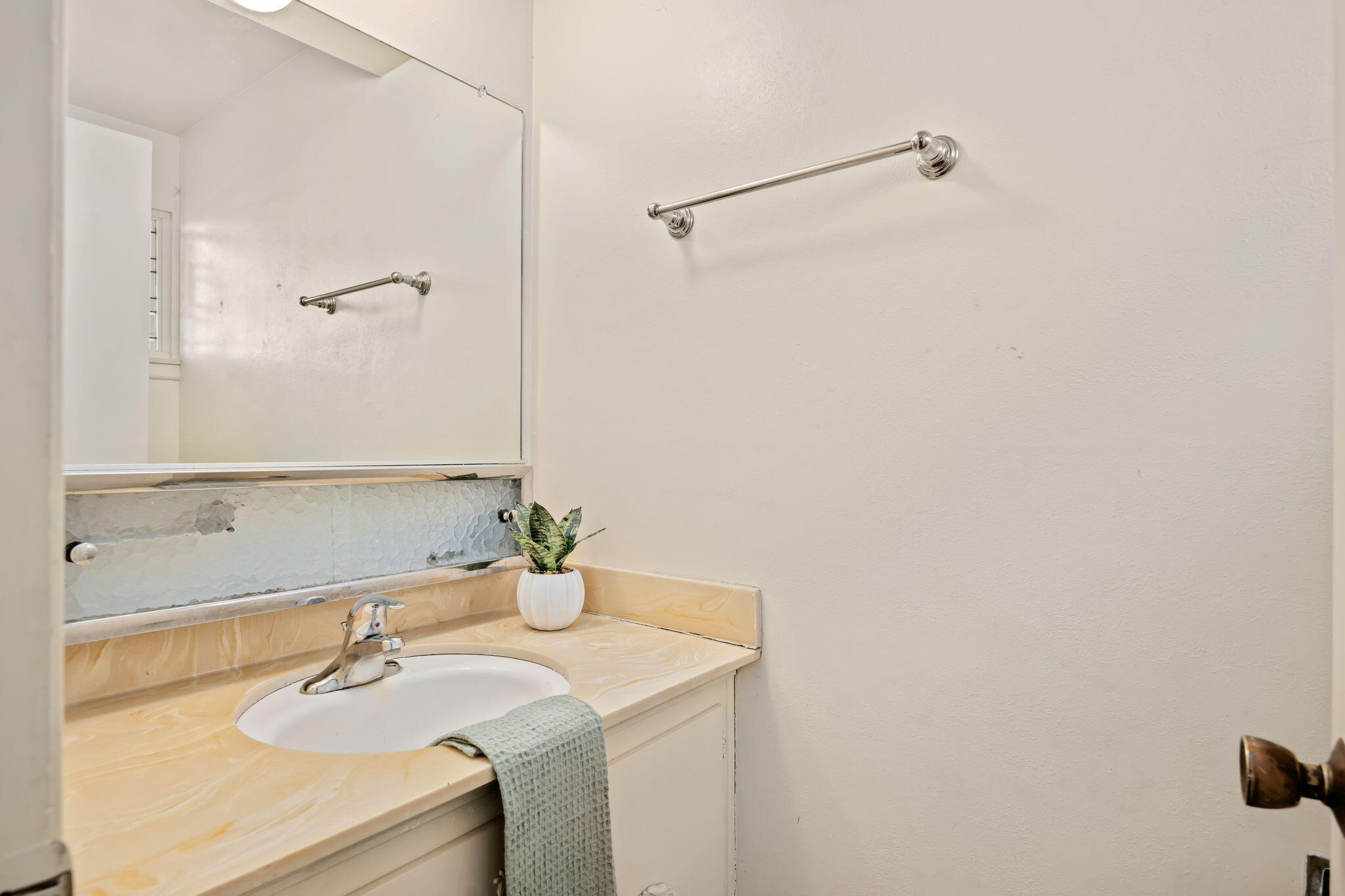 Oxnard, California 93030, United States, 3 Bedrooms Bedrooms, ,3 BathroomsBathrooms,Residential,Pending,91357