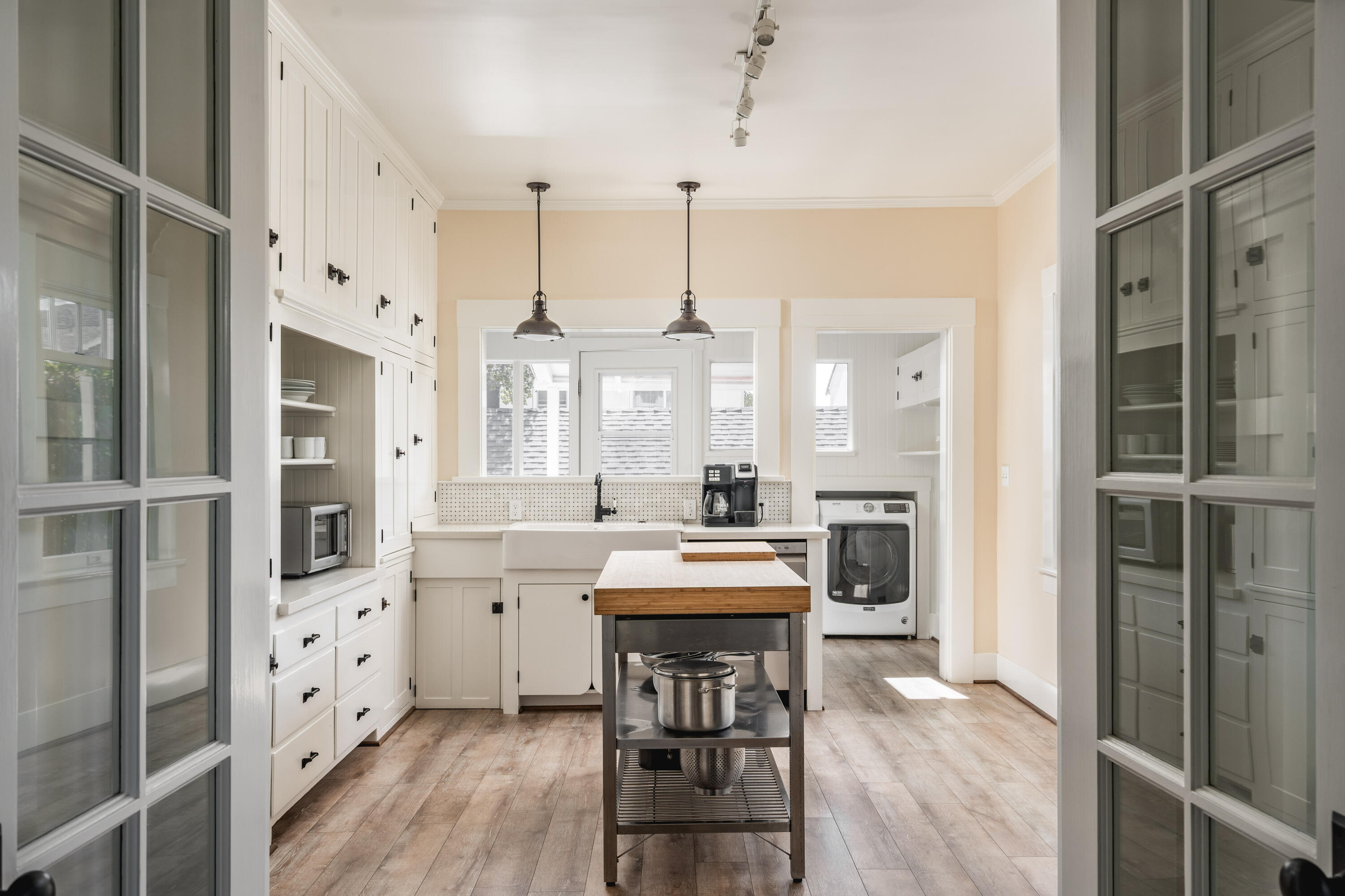 Santa Barbara, California 93103, United States, 5 Bedrooms Bedrooms, ,3 BathroomsBathrooms,Residential,Active,226903