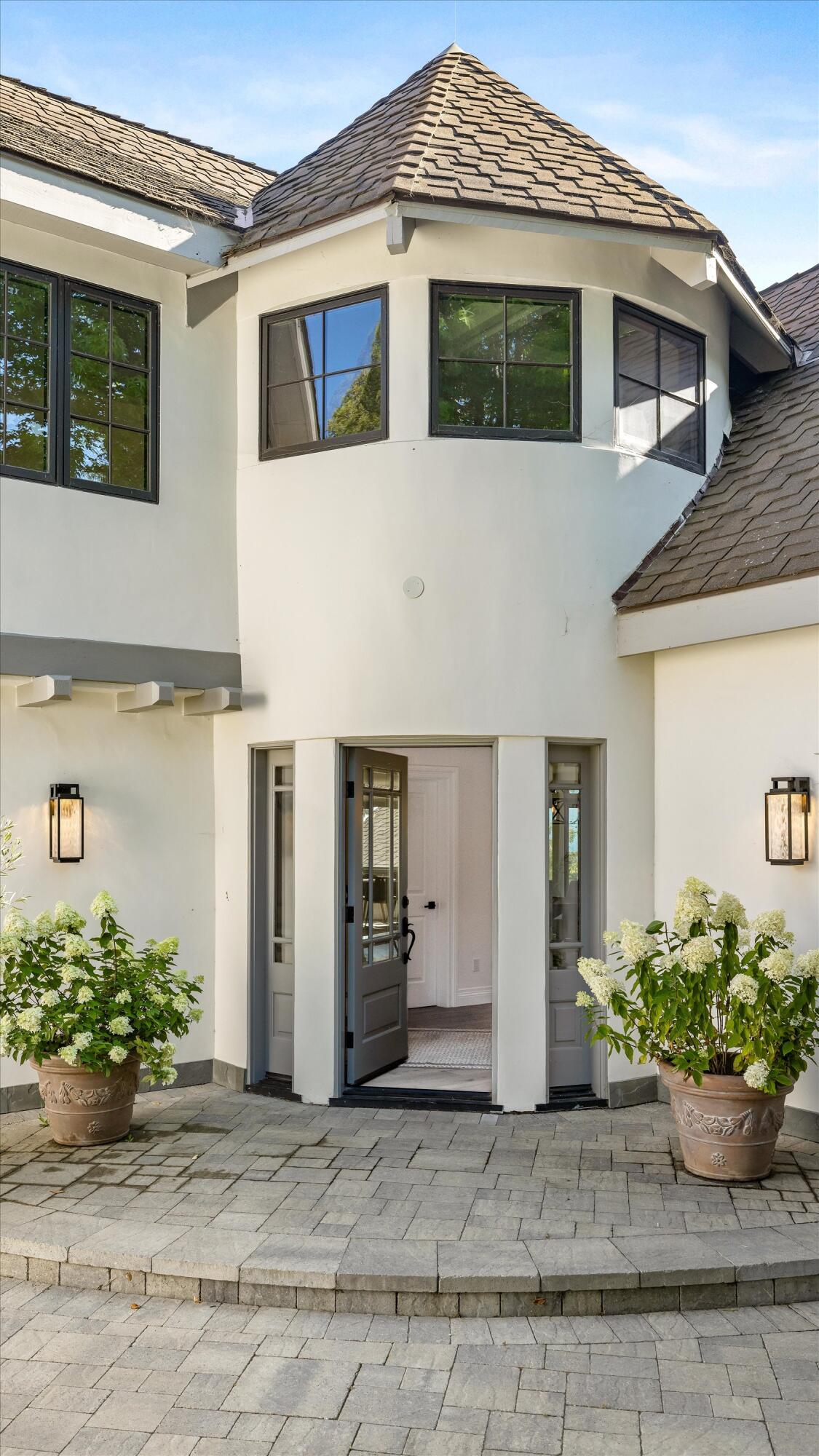 Montecito, California 93108, United States, 4 Bedrooms Bedrooms, ,4 BathroomsBathrooms,Residential,Active,150280