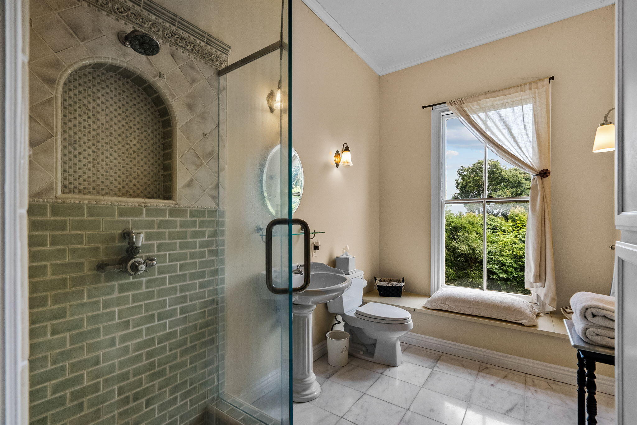 Santa Barbara, California 93109, United States, 4 Bedrooms Bedrooms, ,4 BathroomsBathrooms,Residential,Active,160369