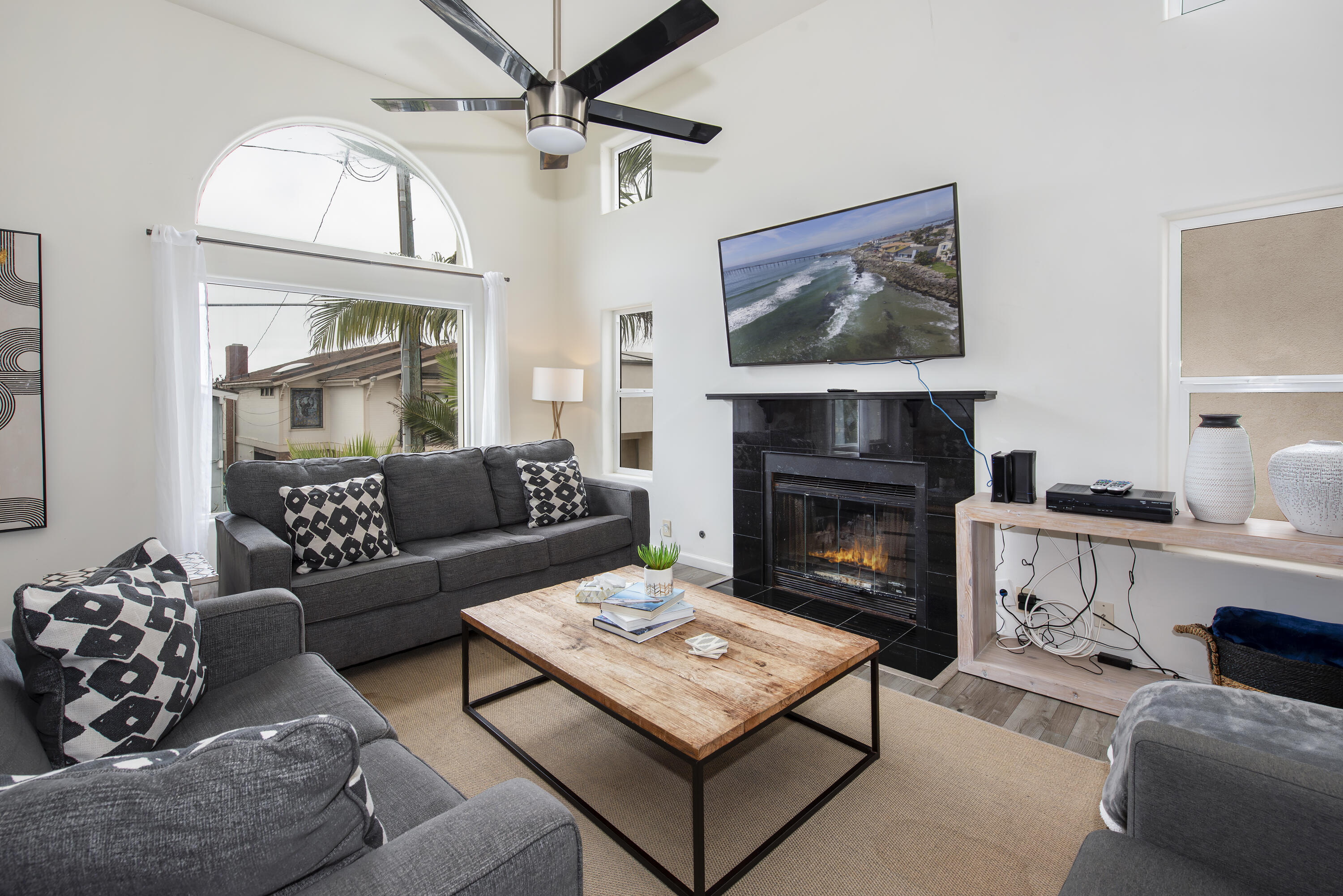 Ventura, California 93001, United States, 3 Bedrooms Bedrooms, ,4 BathroomsBathrooms,Residential,Active,234255