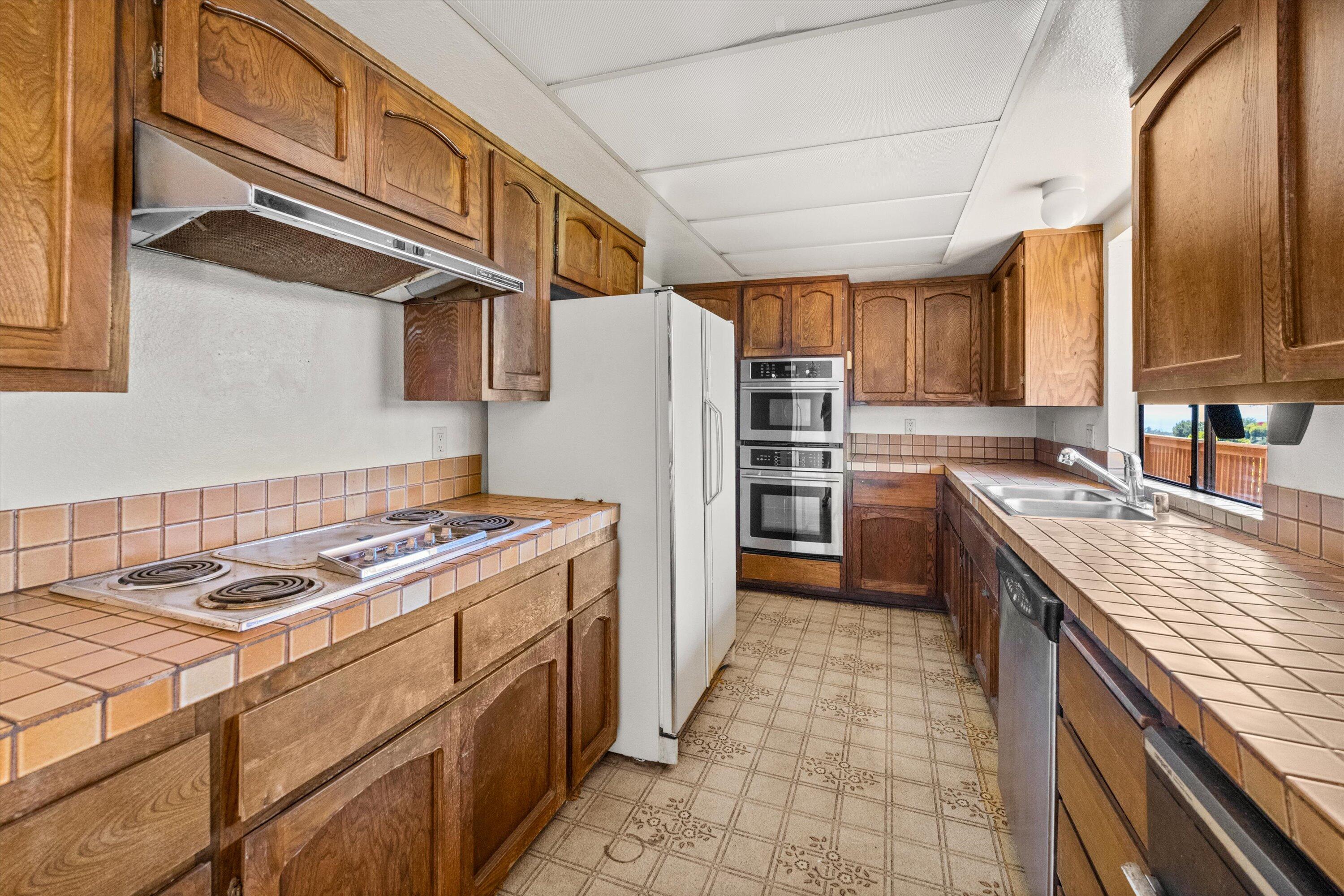 Santa Barbara, California 93109, United States, 4 Bedrooms Bedrooms, ,4 BathroomsBathrooms,Residential,Pending,158389