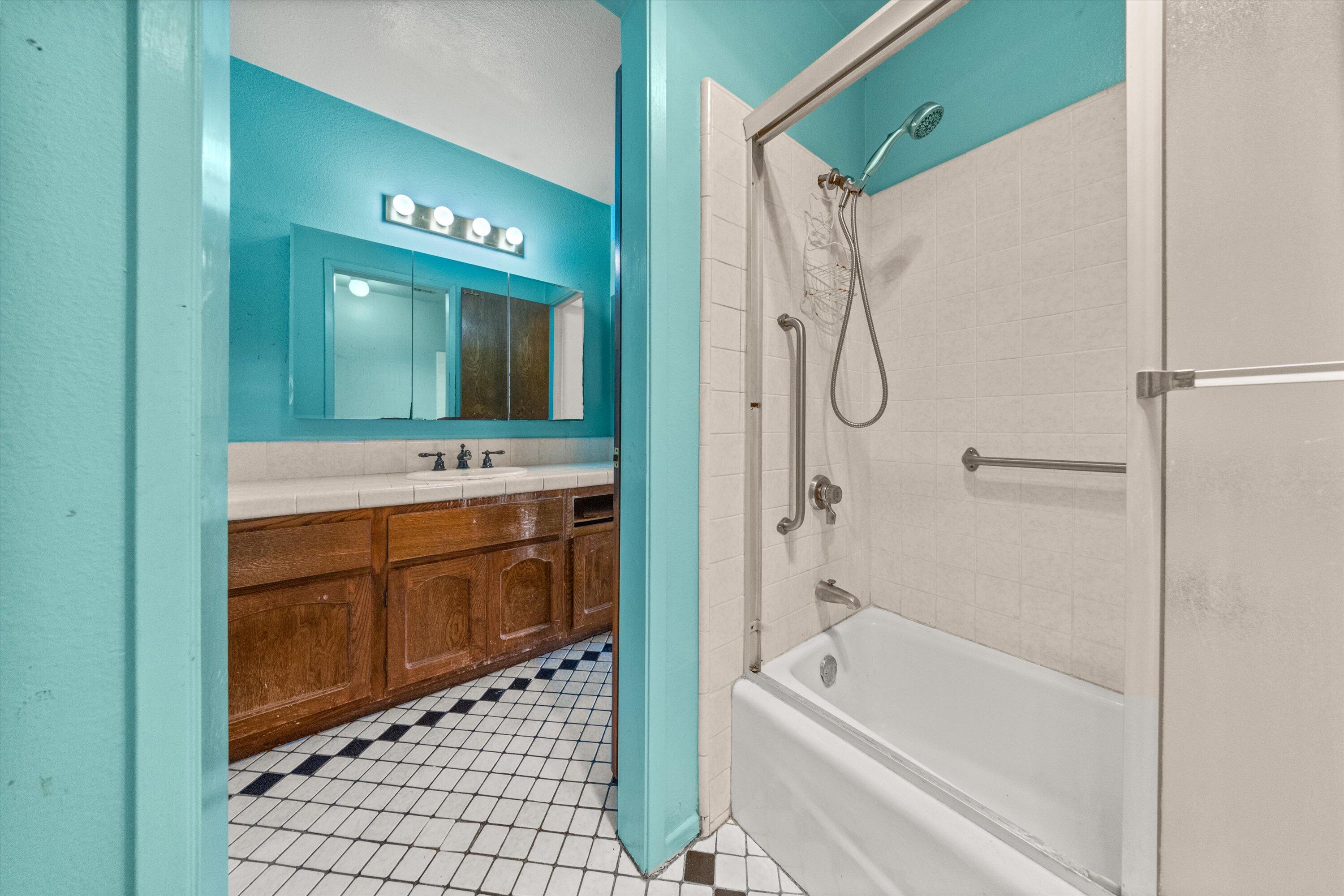 Santa Barbara, California 93109, United States, 4 Bedrooms Bedrooms, ,4 BathroomsBathrooms,Residential,Pending,158389