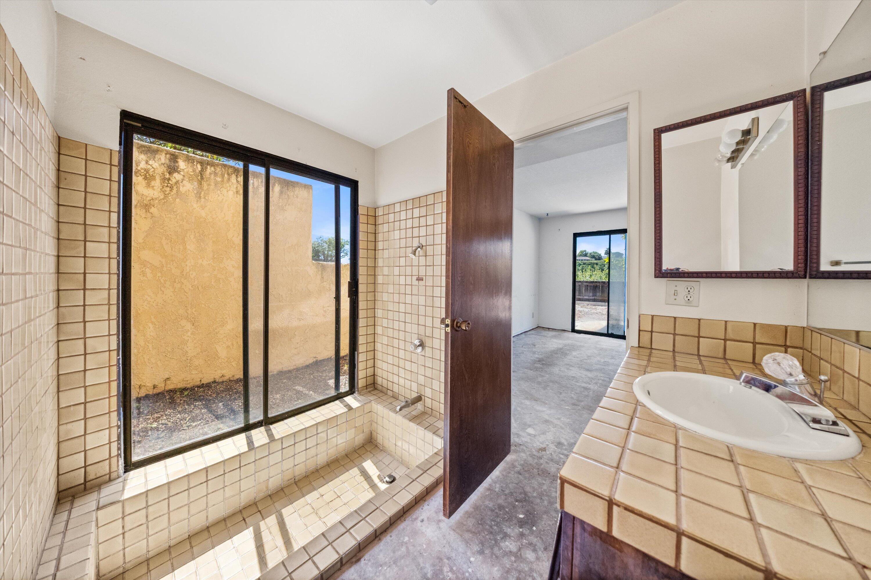 Santa Barbara, California 93109, United States, 4 Bedrooms Bedrooms, ,4 BathroomsBathrooms,Residential,Pending,158389