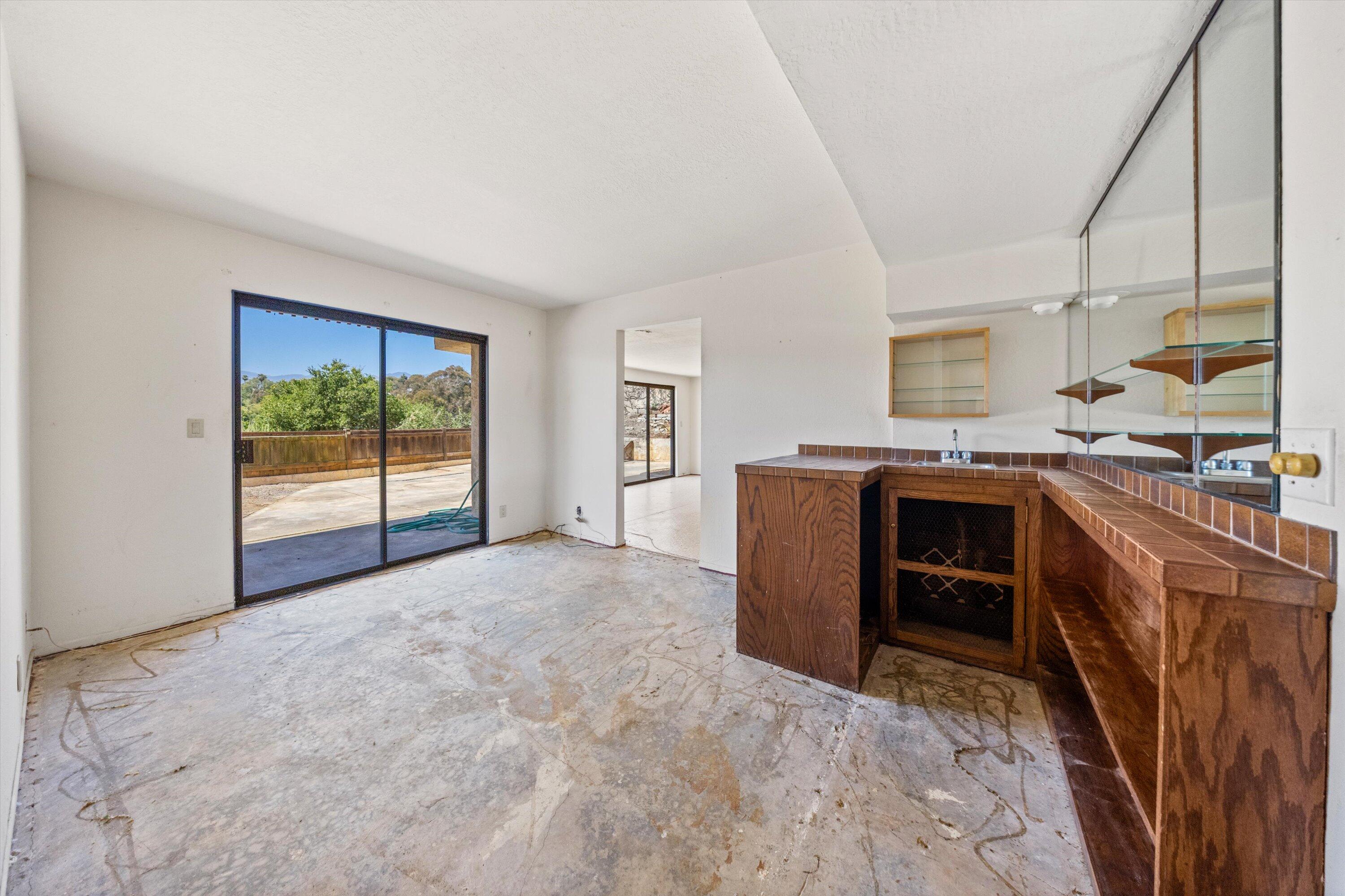 Santa Barbara, California 93109, United States, 4 Bedrooms Bedrooms, ,4 BathroomsBathrooms,Residential,Pending,158389