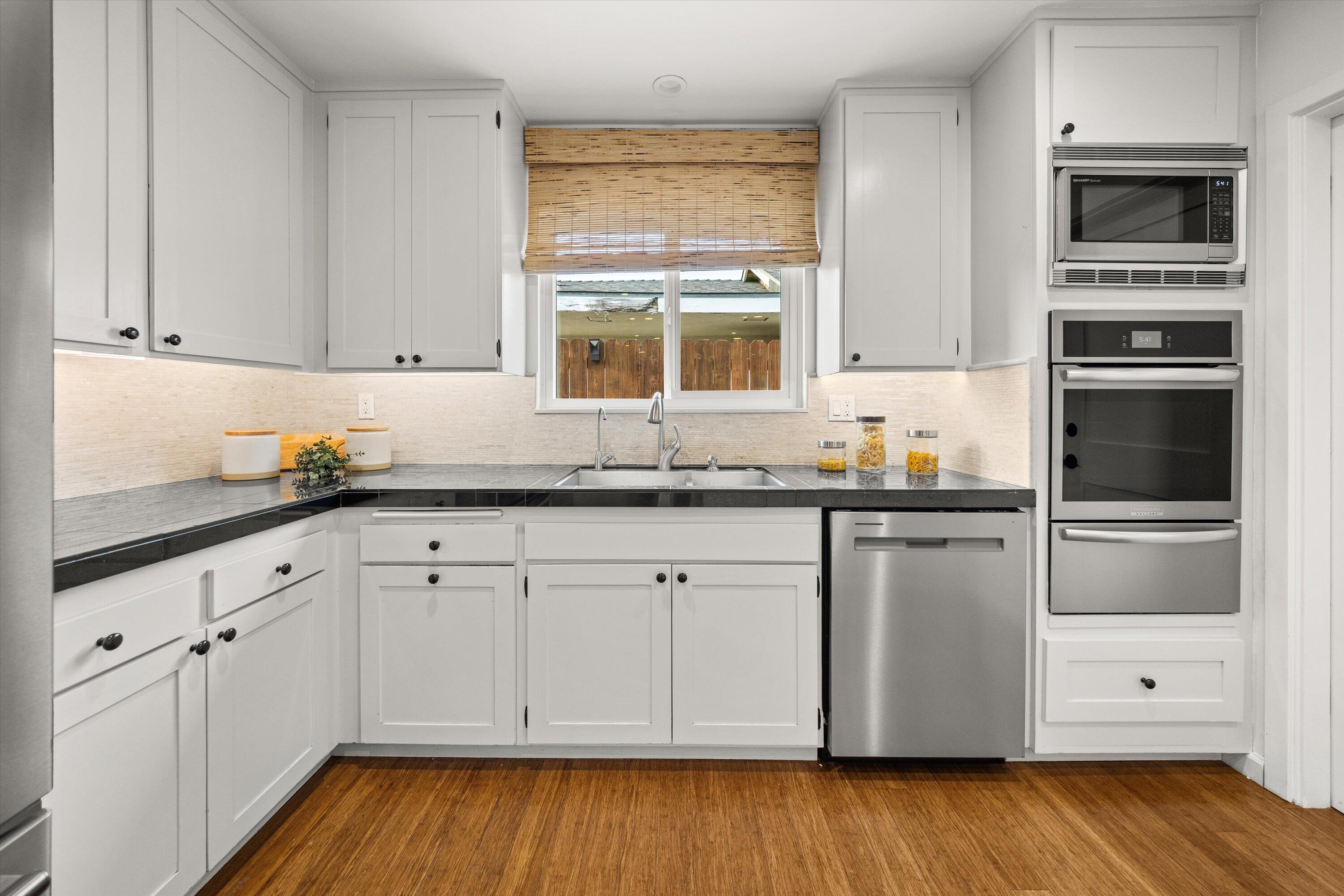 Santa Barbara, California 93111, United States, 4 Bedrooms Bedrooms, ,2 BathroomsBathrooms,Residential,Pending,111275