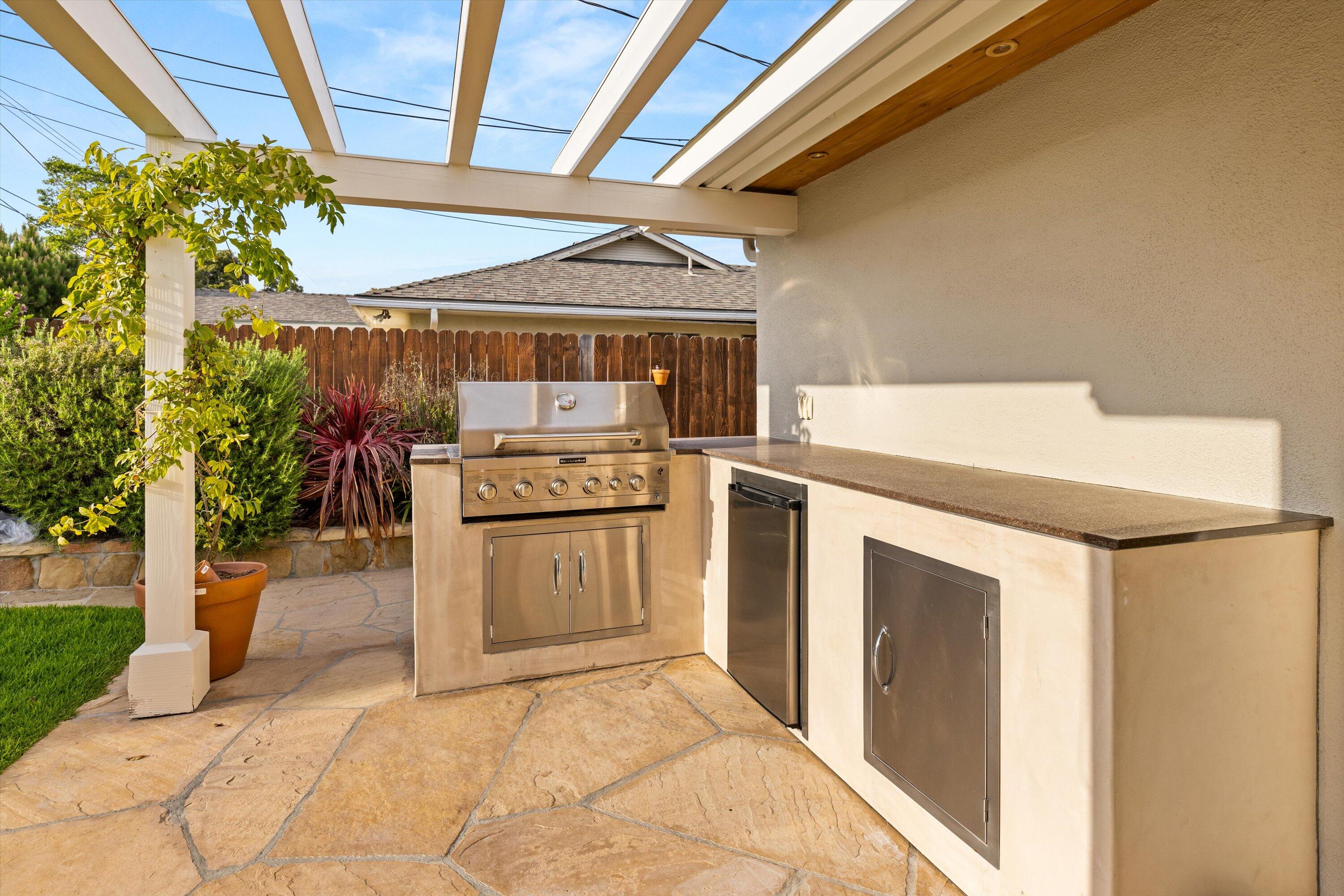 Santa Barbara, California 93111, United States, 4 Bedrooms Bedrooms, ,2 BathroomsBathrooms,Residential,Pending,111275