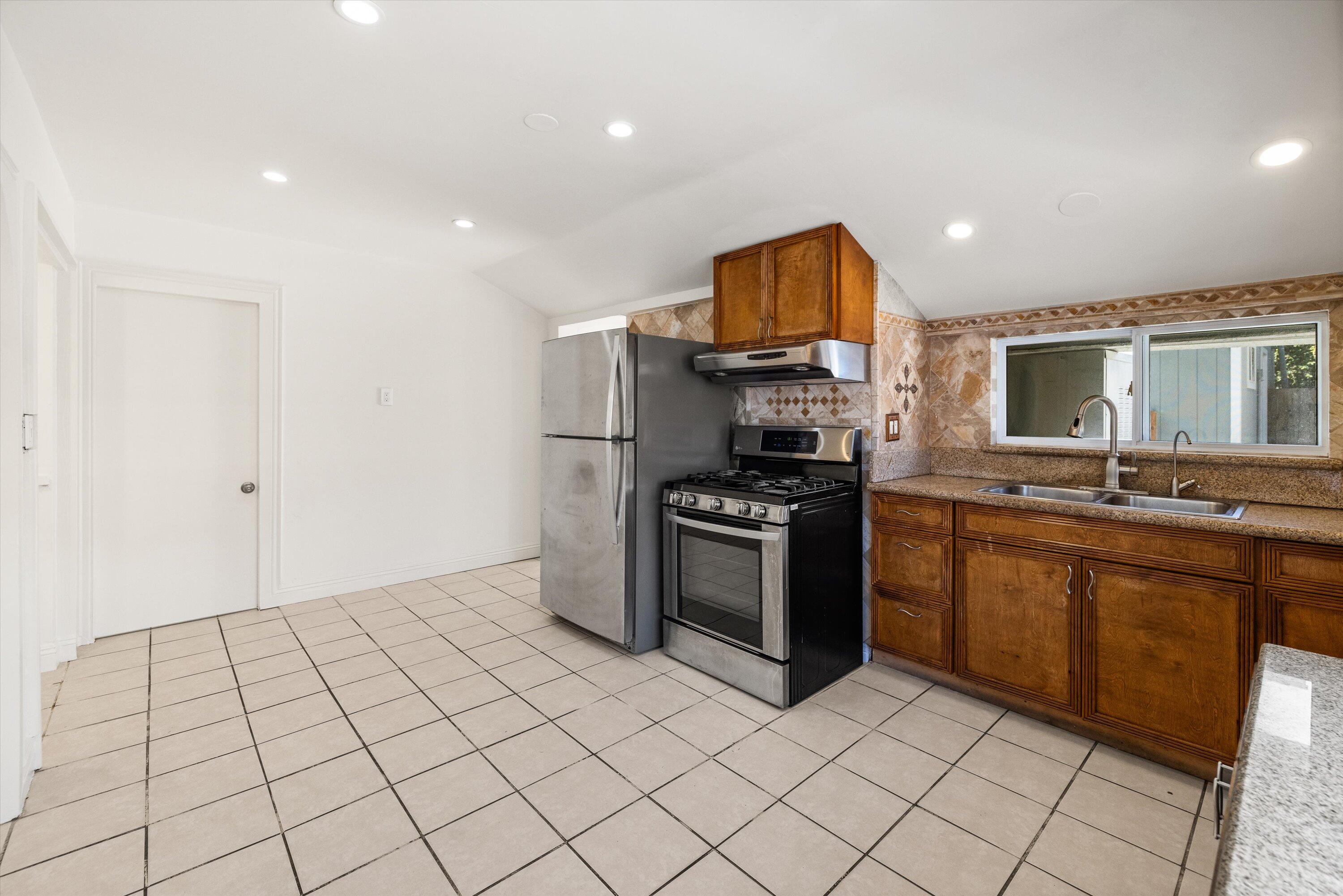 Santa Barbara, California 93101, United States, 2 Bedrooms Bedrooms, ,2 BathroomsBathrooms,Residential,Pending,76754