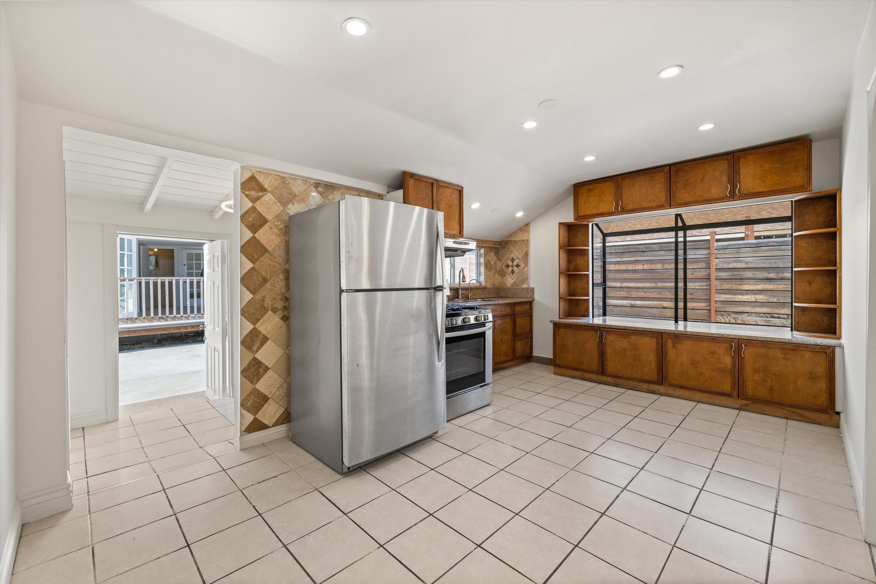 Santa Barbara, California 93101, United States, 2 Bedrooms Bedrooms, ,2 BathroomsBathrooms,Residential,Pending,76754