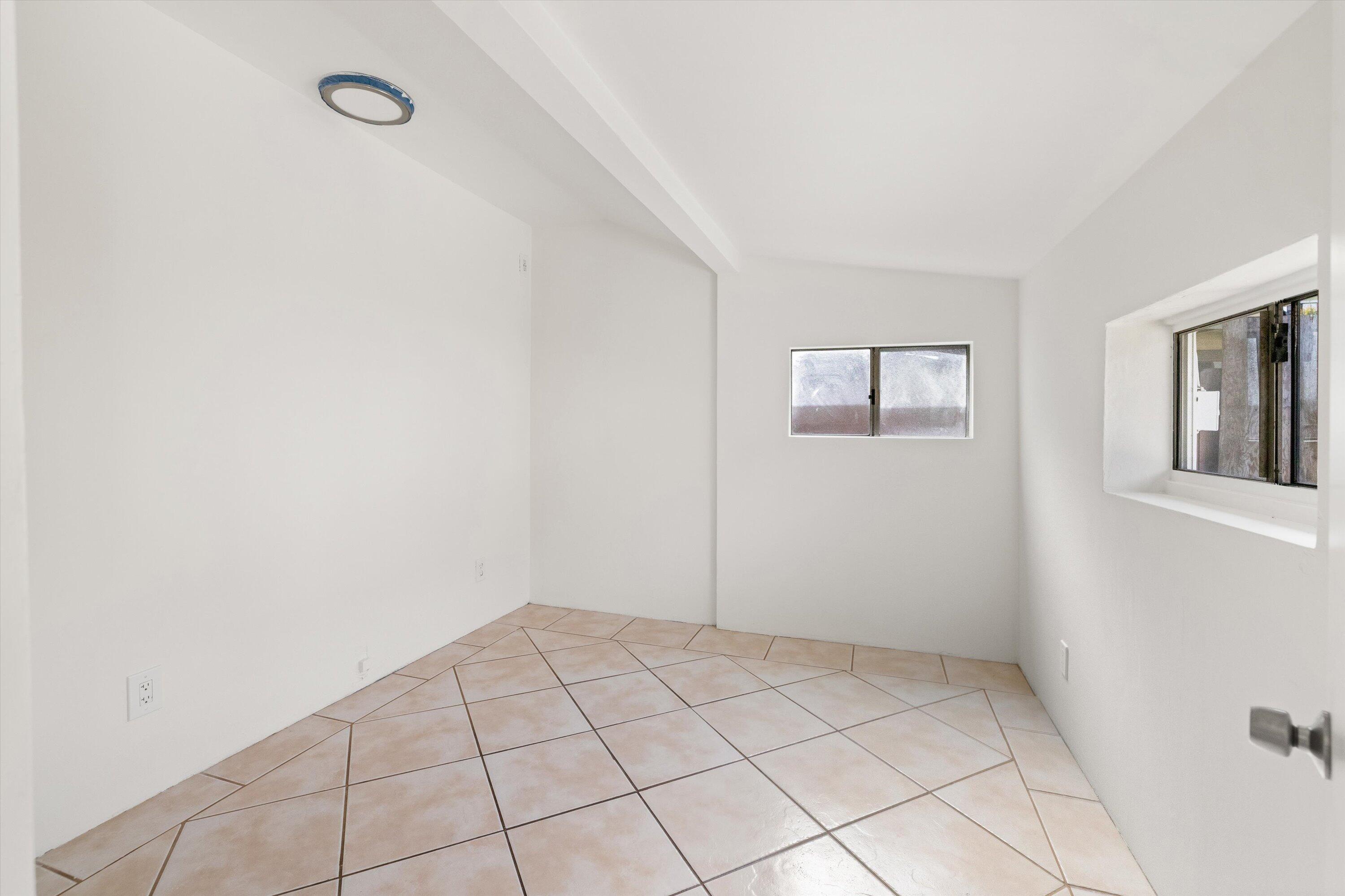 Santa Barbara, California 93101, United States, 2 Bedrooms Bedrooms, ,2 BathroomsBathrooms,Residential,Pending,76754