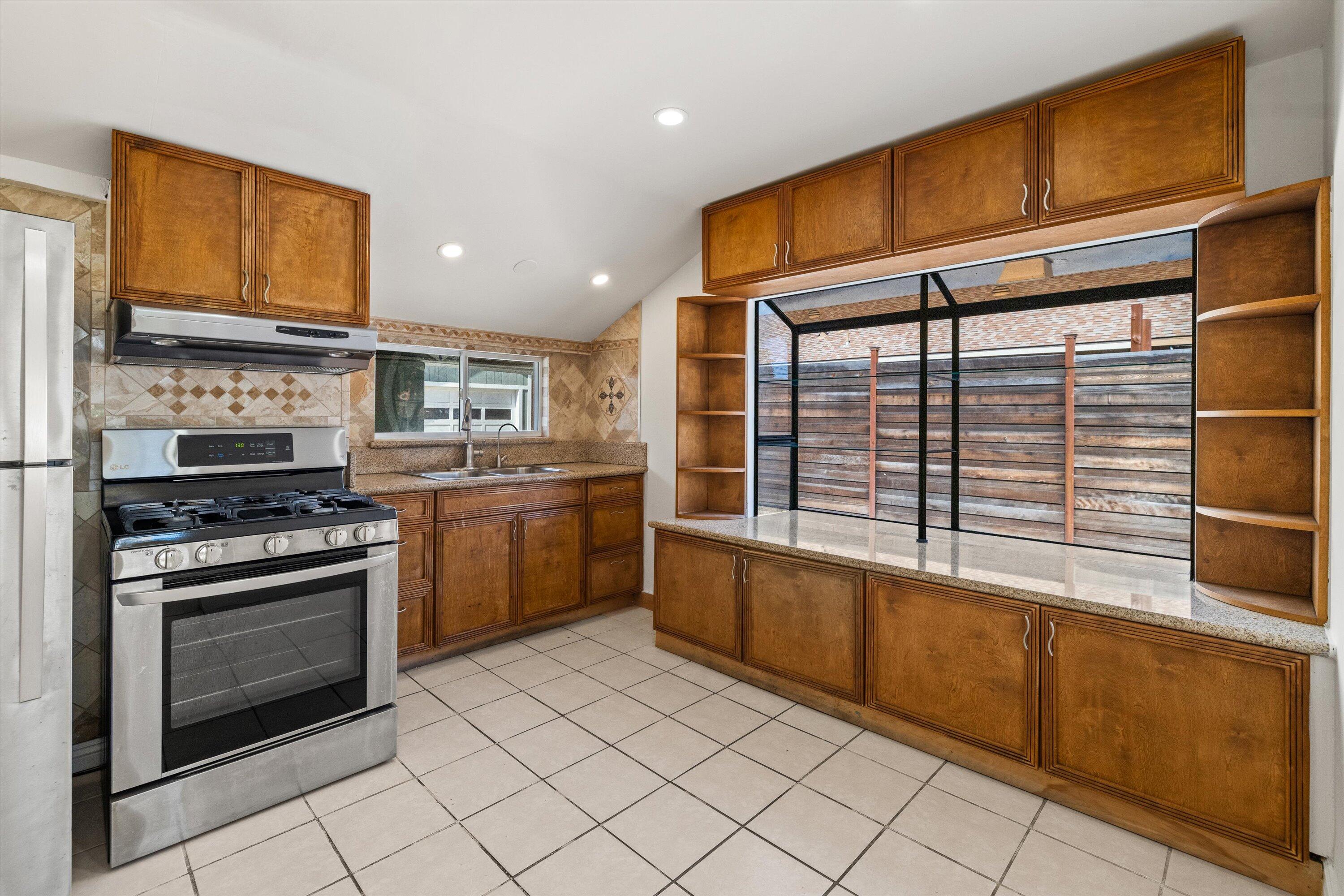 Santa Barbara, California 93101, United States, 2 Bedrooms Bedrooms, ,2 BathroomsBathrooms,Residential,Pending,76754