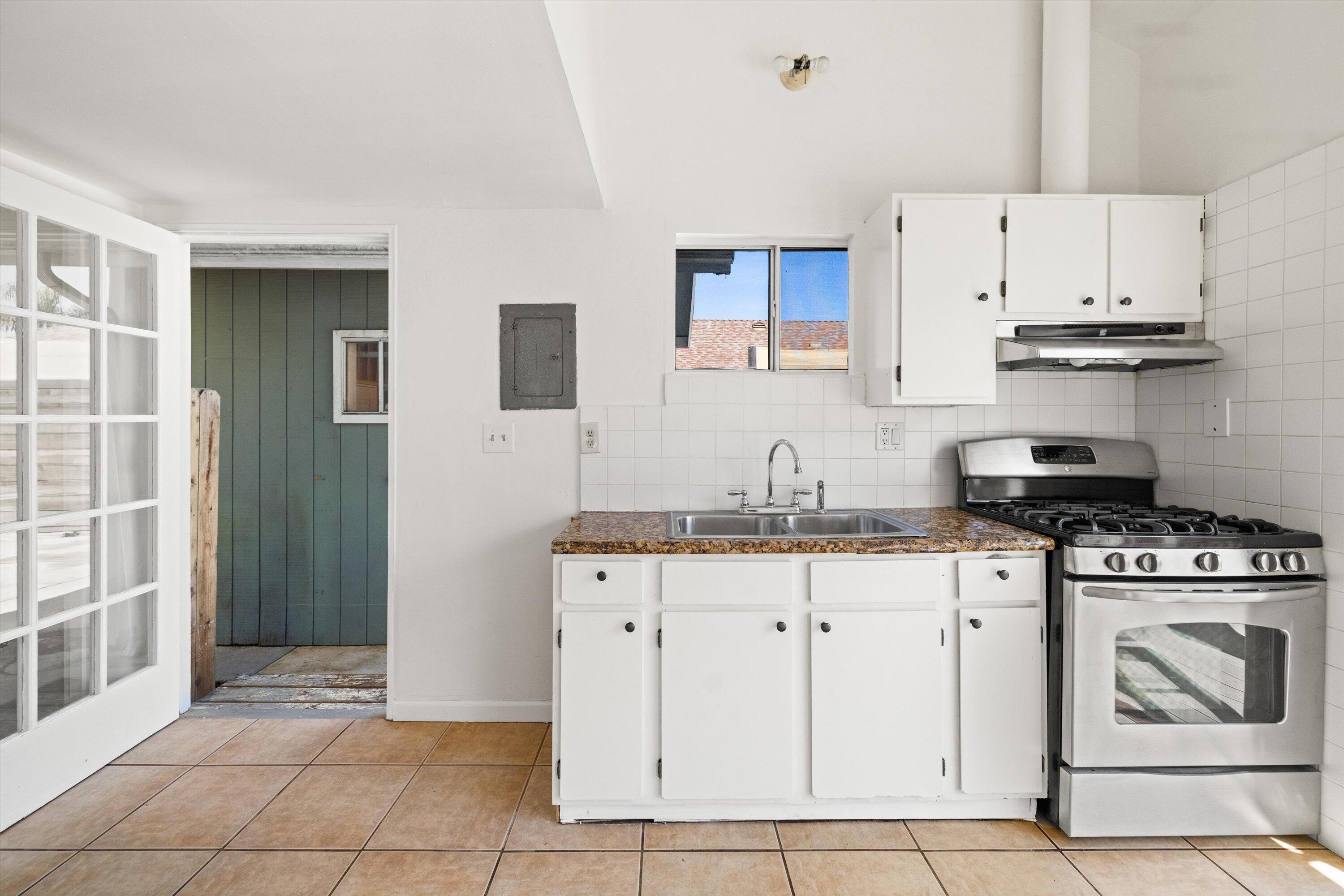 Santa Barbara, California 93101, United States, 2 Bedrooms Bedrooms, ,2 BathroomsBathrooms,Residential,Pending,76754