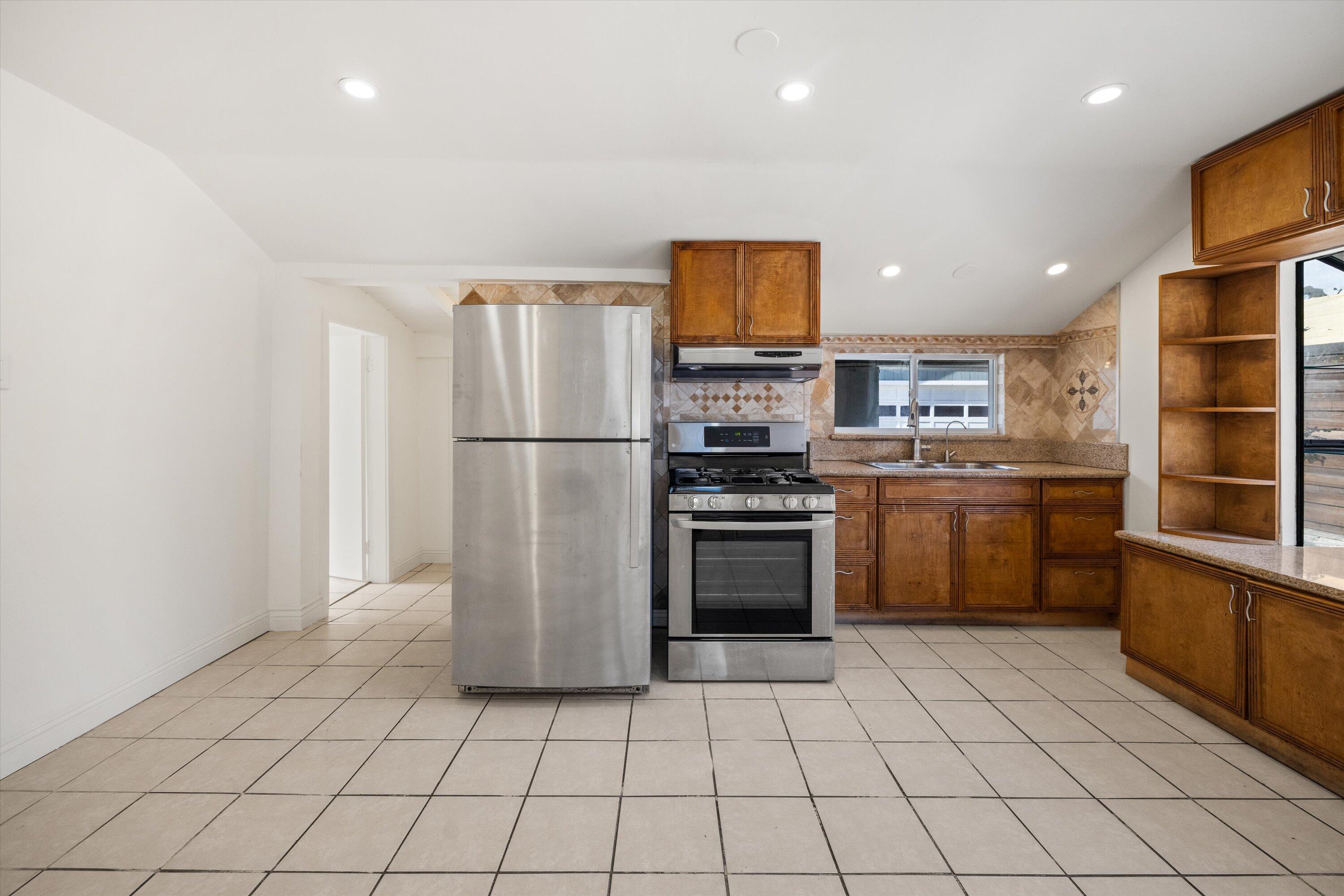 Santa Barbara, California 93101, United States, 2 Bedrooms Bedrooms, ,2 BathroomsBathrooms,Residential,Pending,76754