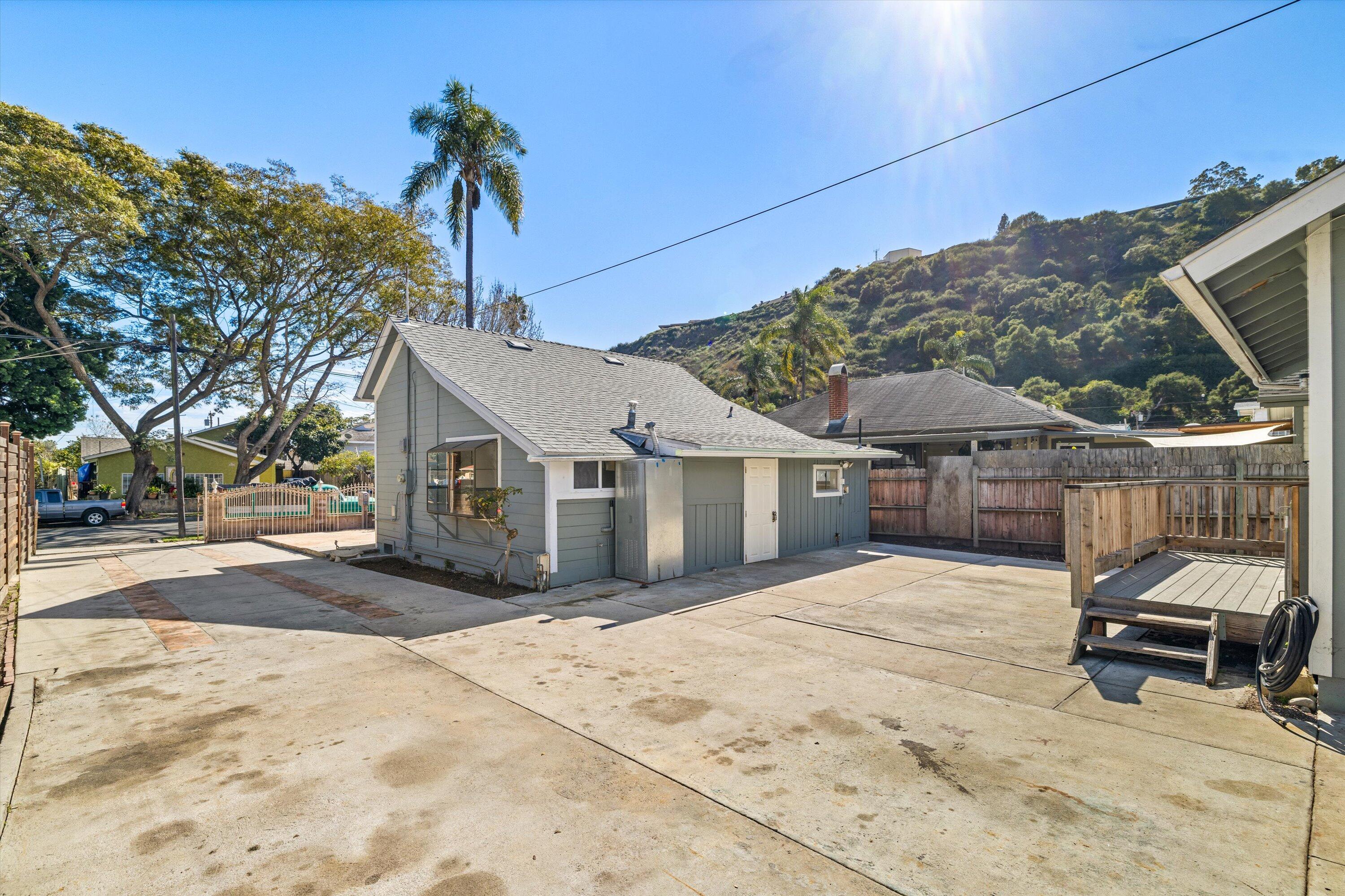 Santa Barbara, California 93101, United States, 2 Bedrooms Bedrooms, ,2 BathroomsBathrooms,Residential,Pending,76754