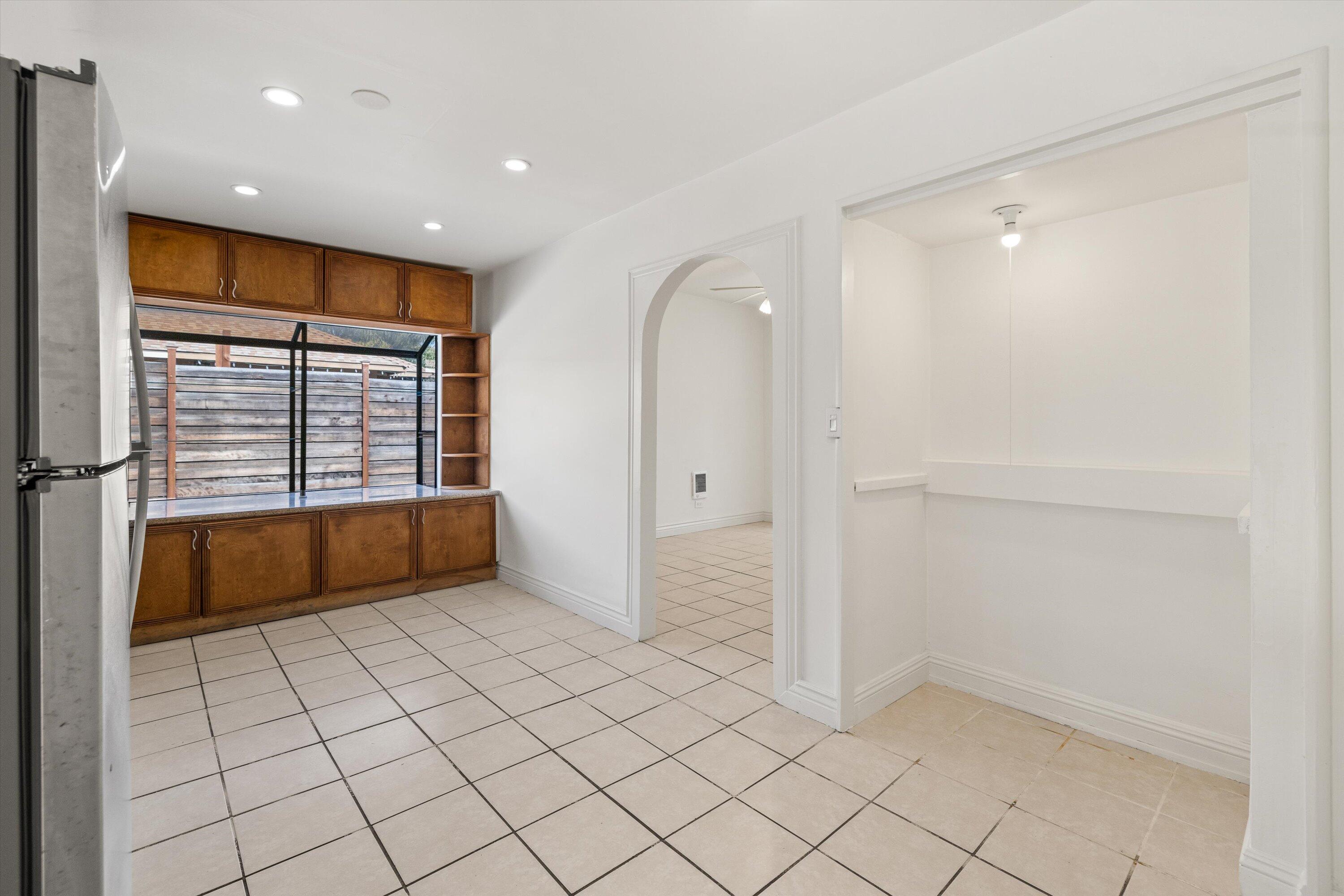 Santa Barbara, California 93101, United States, 2 Bedrooms Bedrooms, ,2 BathroomsBathrooms,Residential,Pending,76754